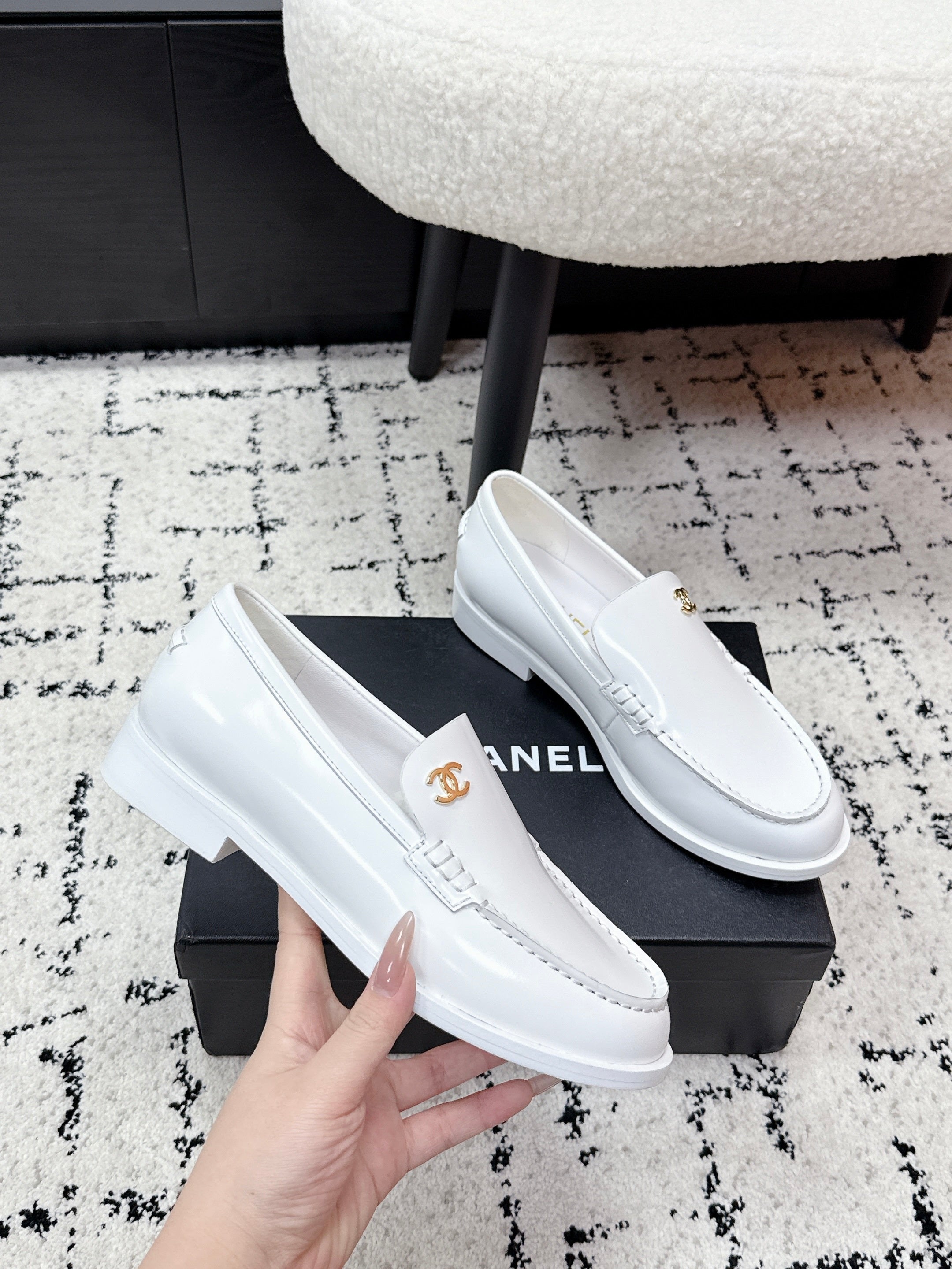 CHANEL 26S LOAFERS IN WHITE SMOOTH CALFSKIN WITH CC LOGO