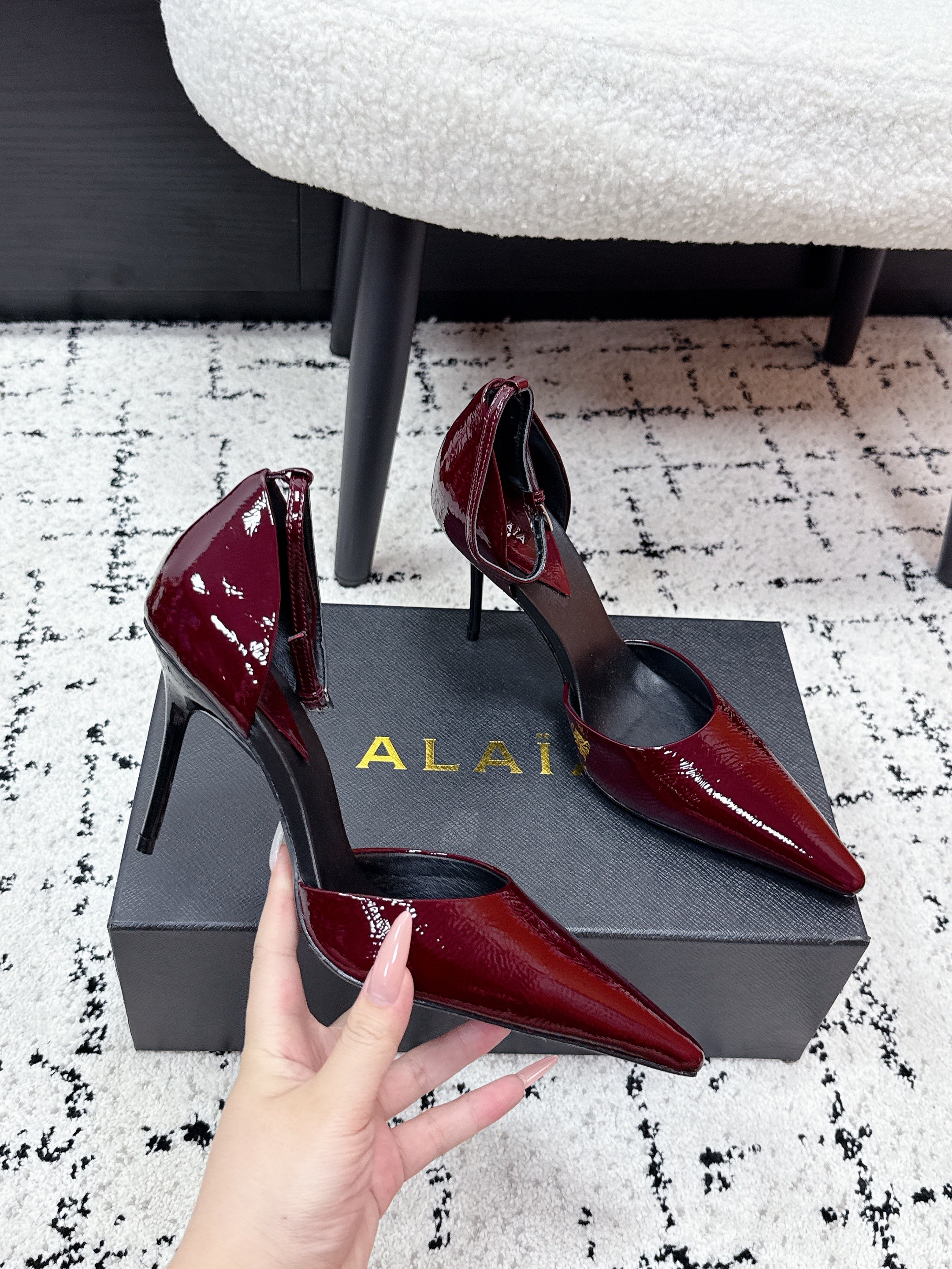 ALAIA 26S POINTED-TOE HEELS 90 MM IN DARK RED PATENT CALFSKIN