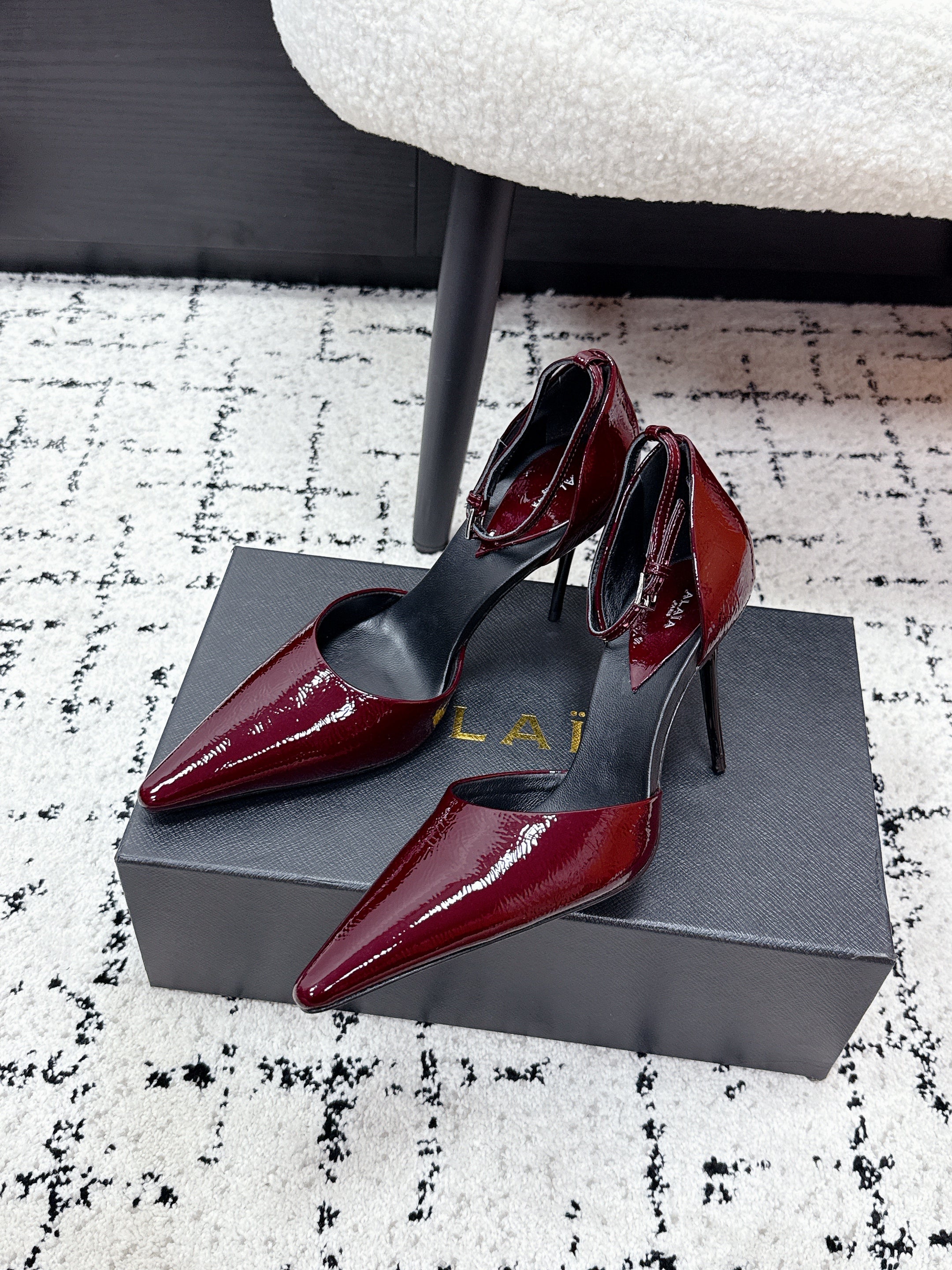 ALAIA 26S POINTED-TOE HEELS 90 MM IN DARK RED PATENT CALFSKIN