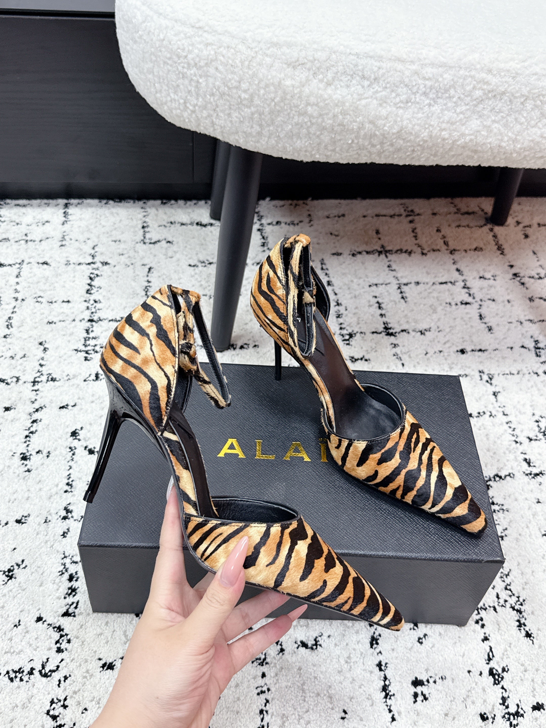ALAIA 26S POINTED-TOE HEELS 90 MM IN TIGER PRINT PONY HAIR