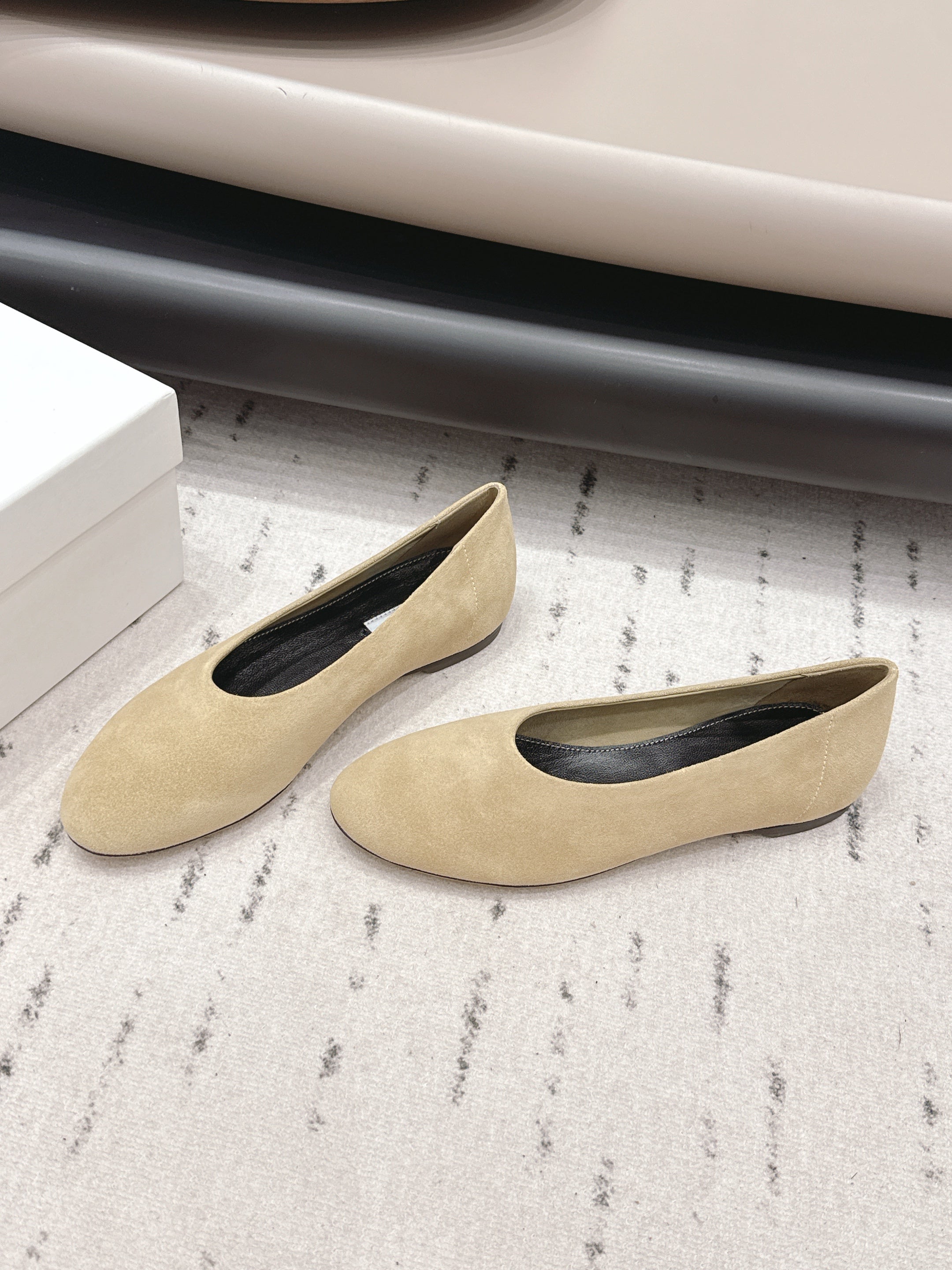 THE ROW 26S BALLET FLATS IN BEIGE SUEDE