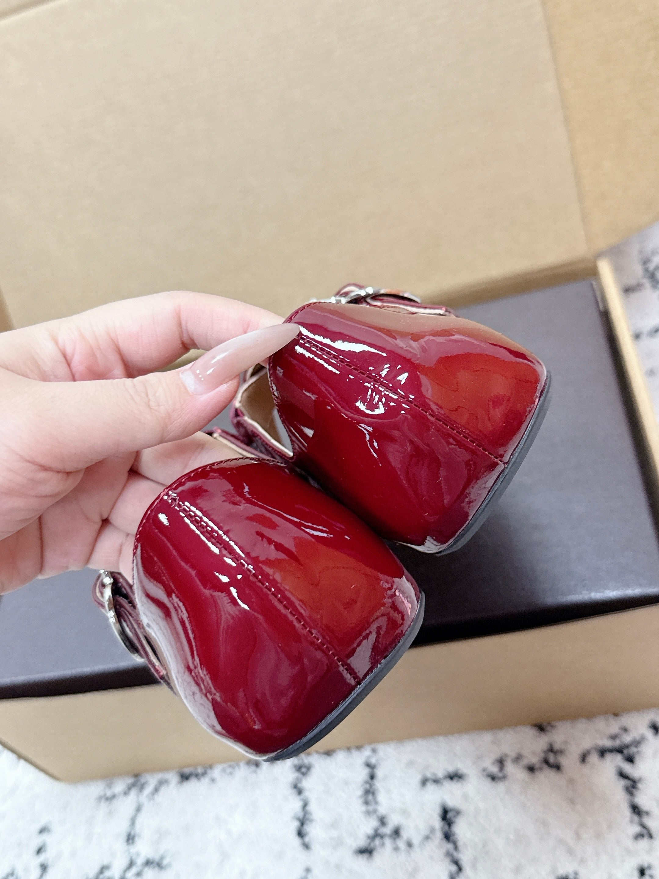 ALAIA 26S CROSS-STRAP BALLET FLATS IN RED GLOSSY LAMBSKIN