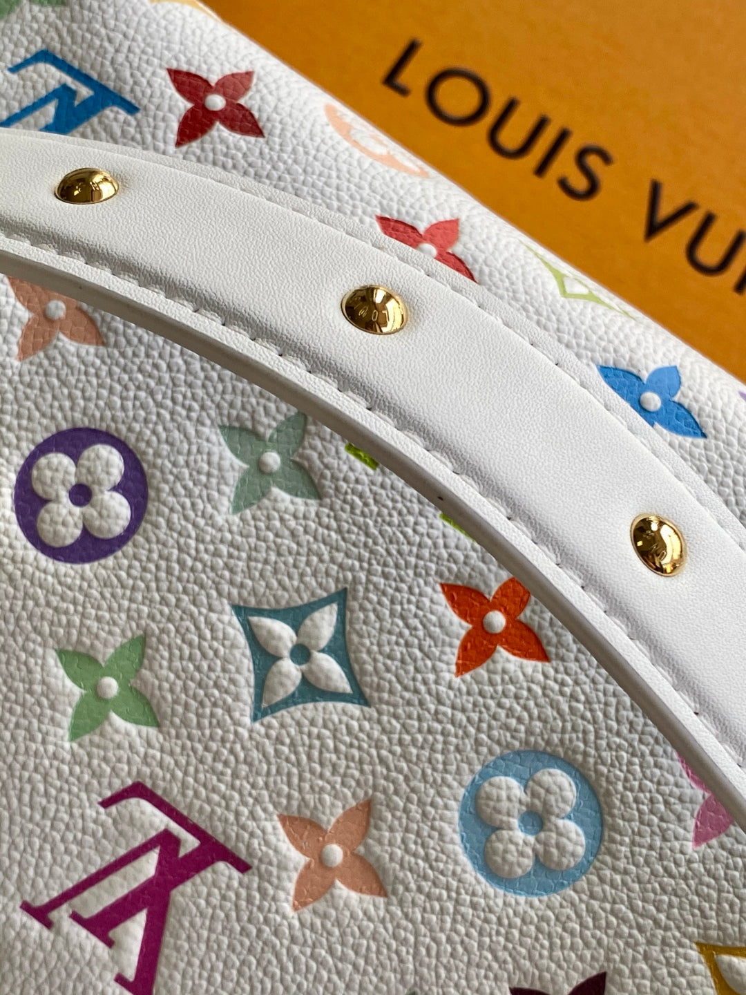 LV 25S SIDE TRUNK MM BAG 23 IN WHITE CALFSKIN GOLD HARDWARE