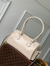 SPEEDY CARGO VIBE 28 IN VANILLE LAMBSKIN MONOGRAM LOGO TAG