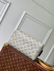 DOPP KIT 28 IN LIGHT GREY MONOGRAM SHADOW CALFSKIN