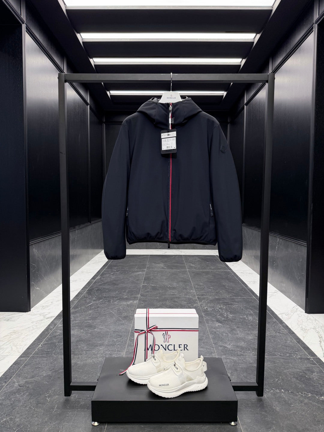 MONCLER 25S SHORT HOODED DOWN JACKET 249