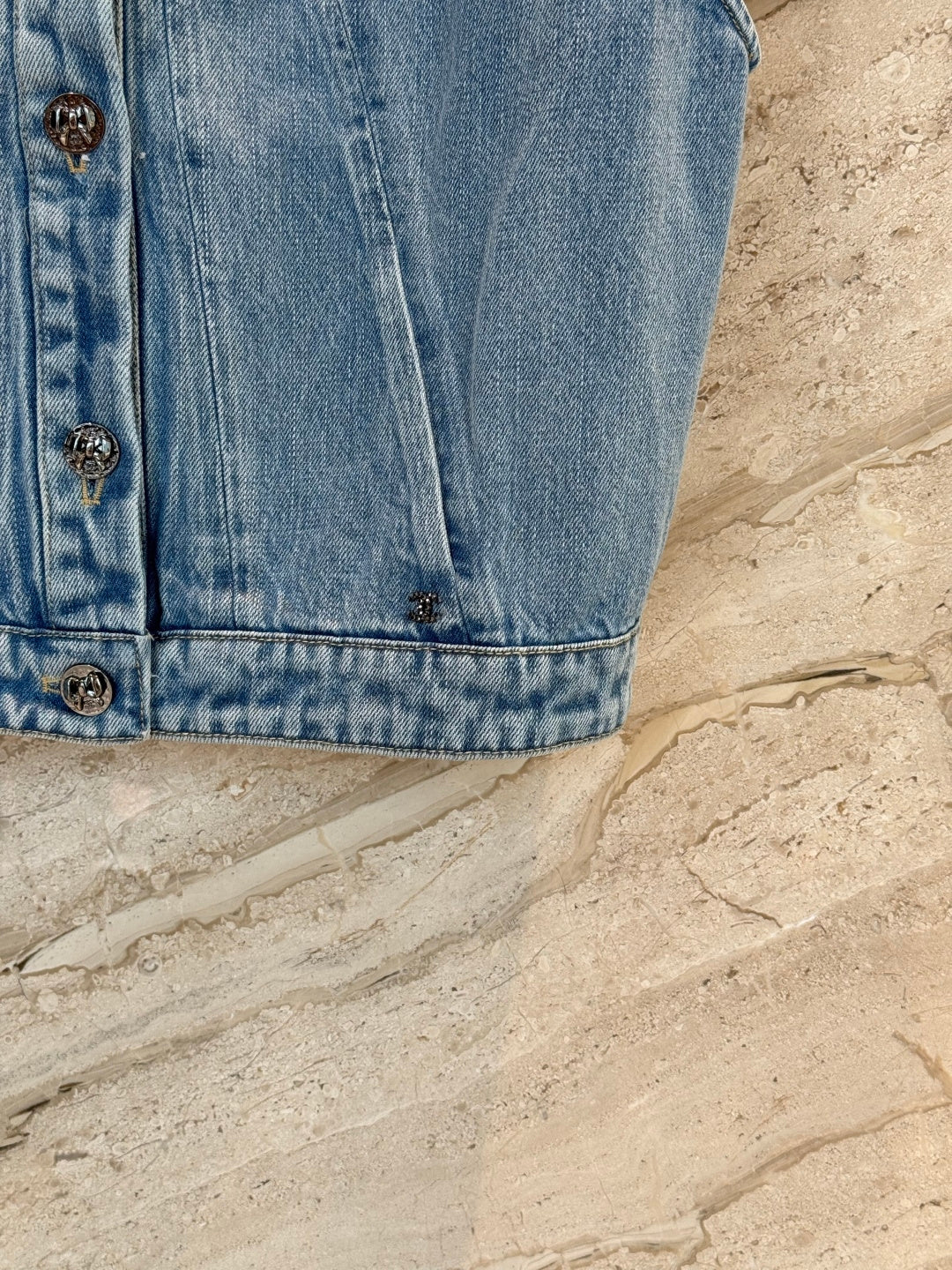 CHANEL 25S SLEEVELESS DENIM VEST 391