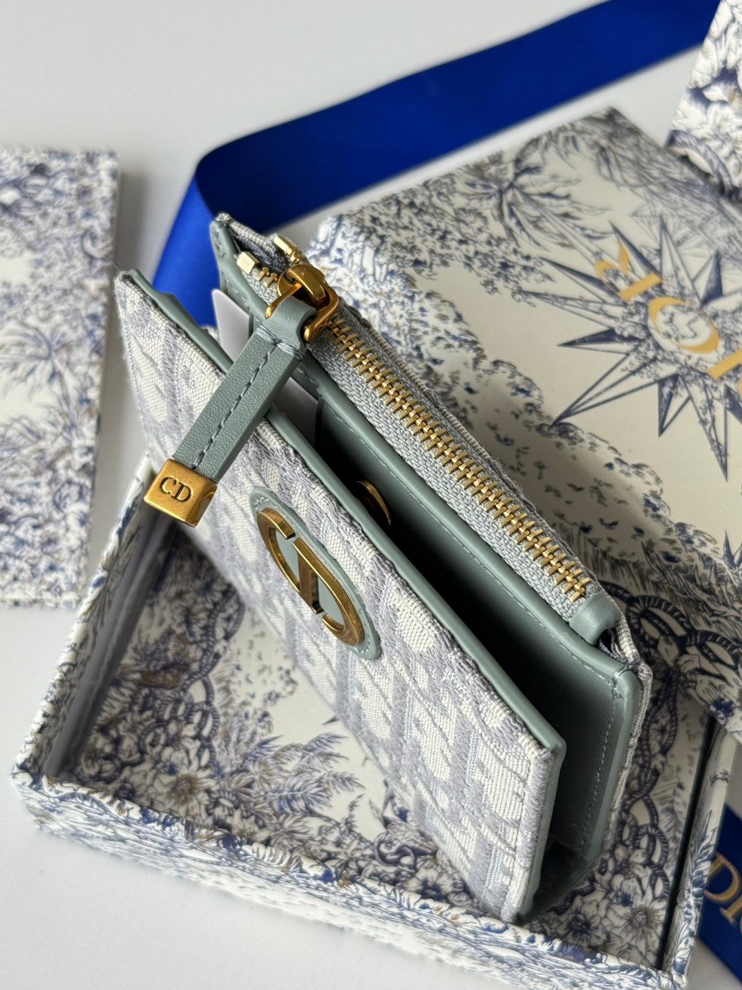 DIOR 25S 30 MONTAIGNE DAHLIA WALLET 11 IN GRAY DIOR OBLIQUE JACQUARD
