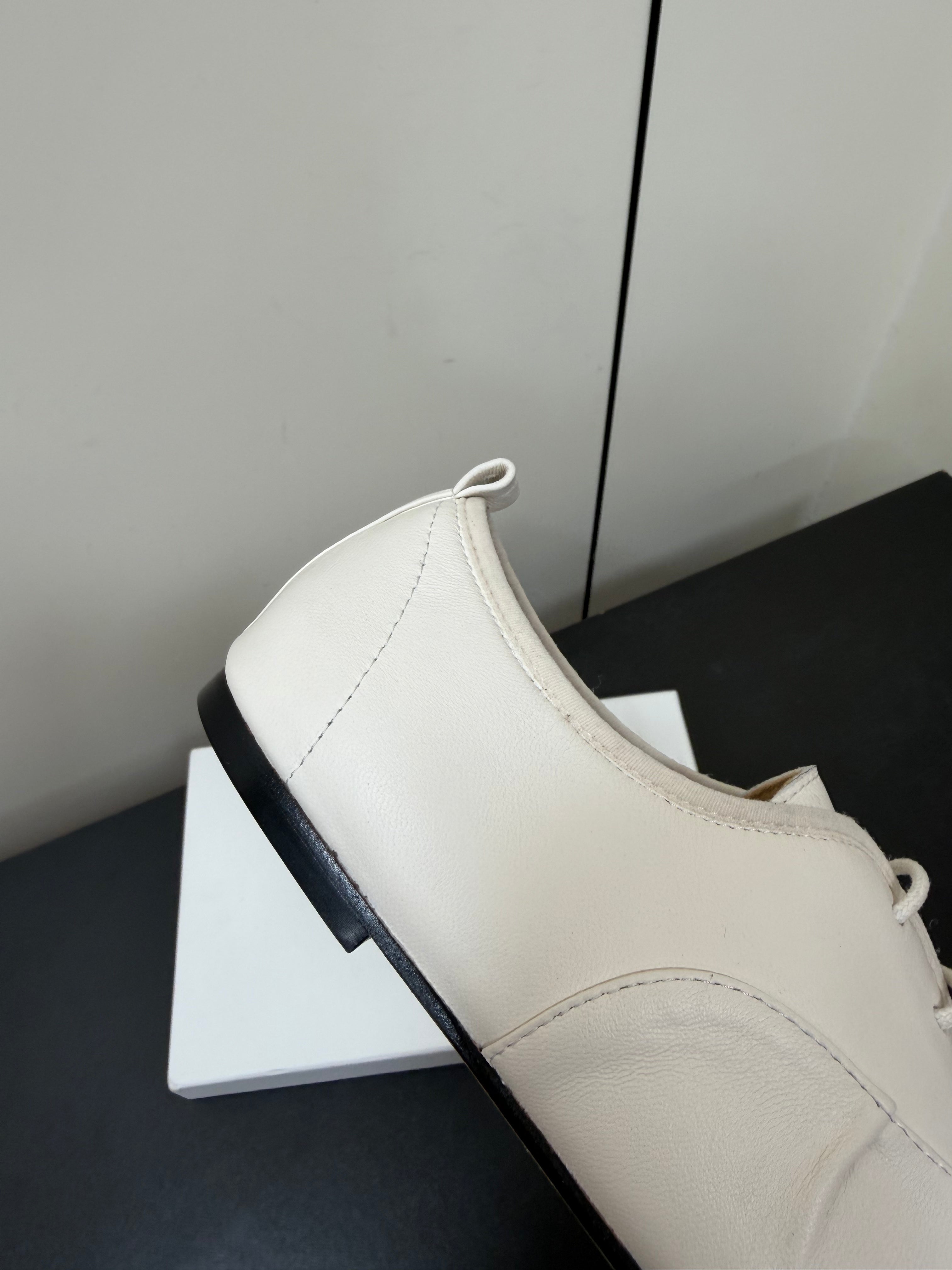 THE ROW 26S LACE UP DERBY FLATS IN WHITE CALFSKIN  WITH SQUARE TOE