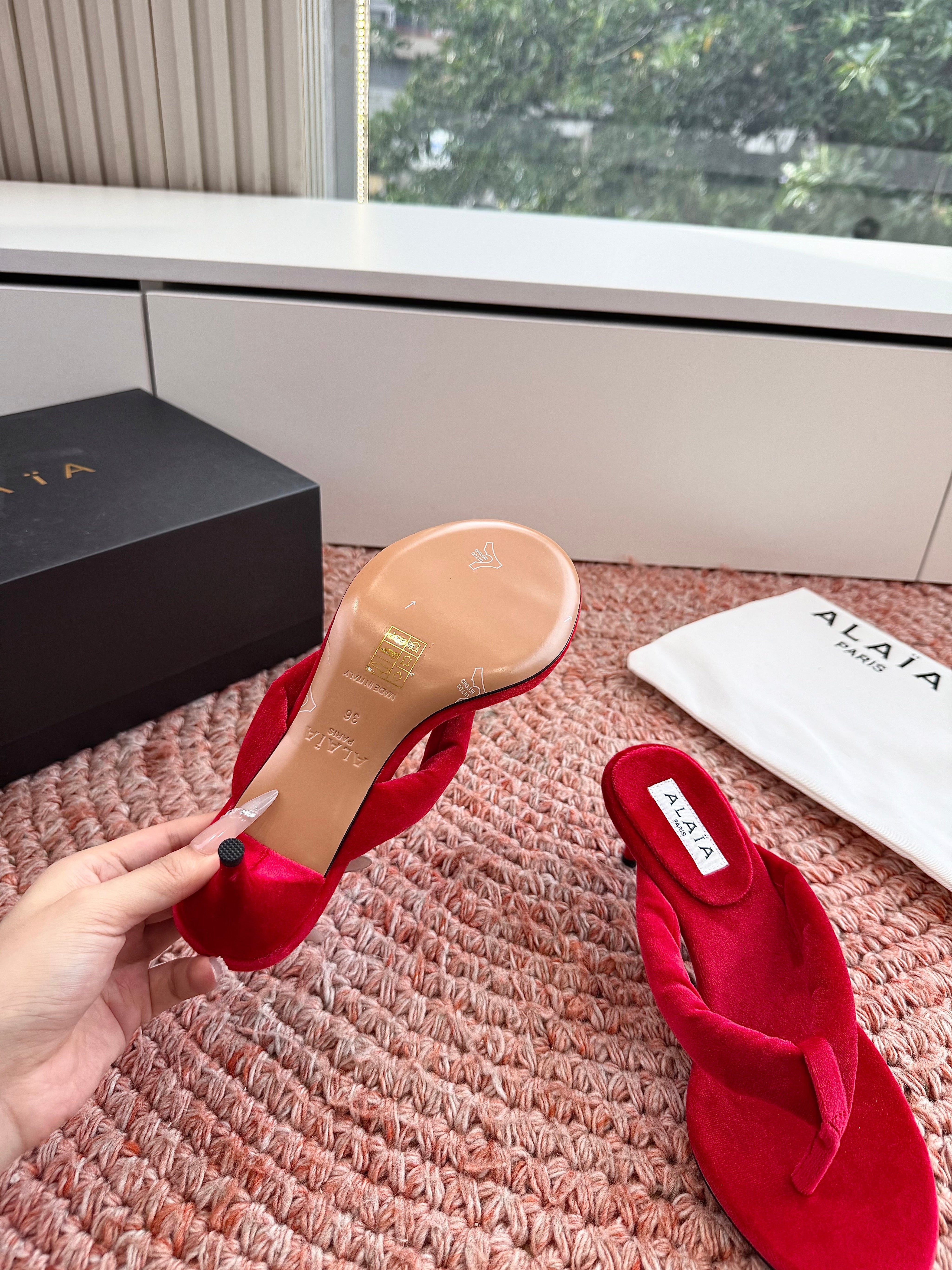 ALAIA 26S HEELED THONG SANDALS IN RED VELVET