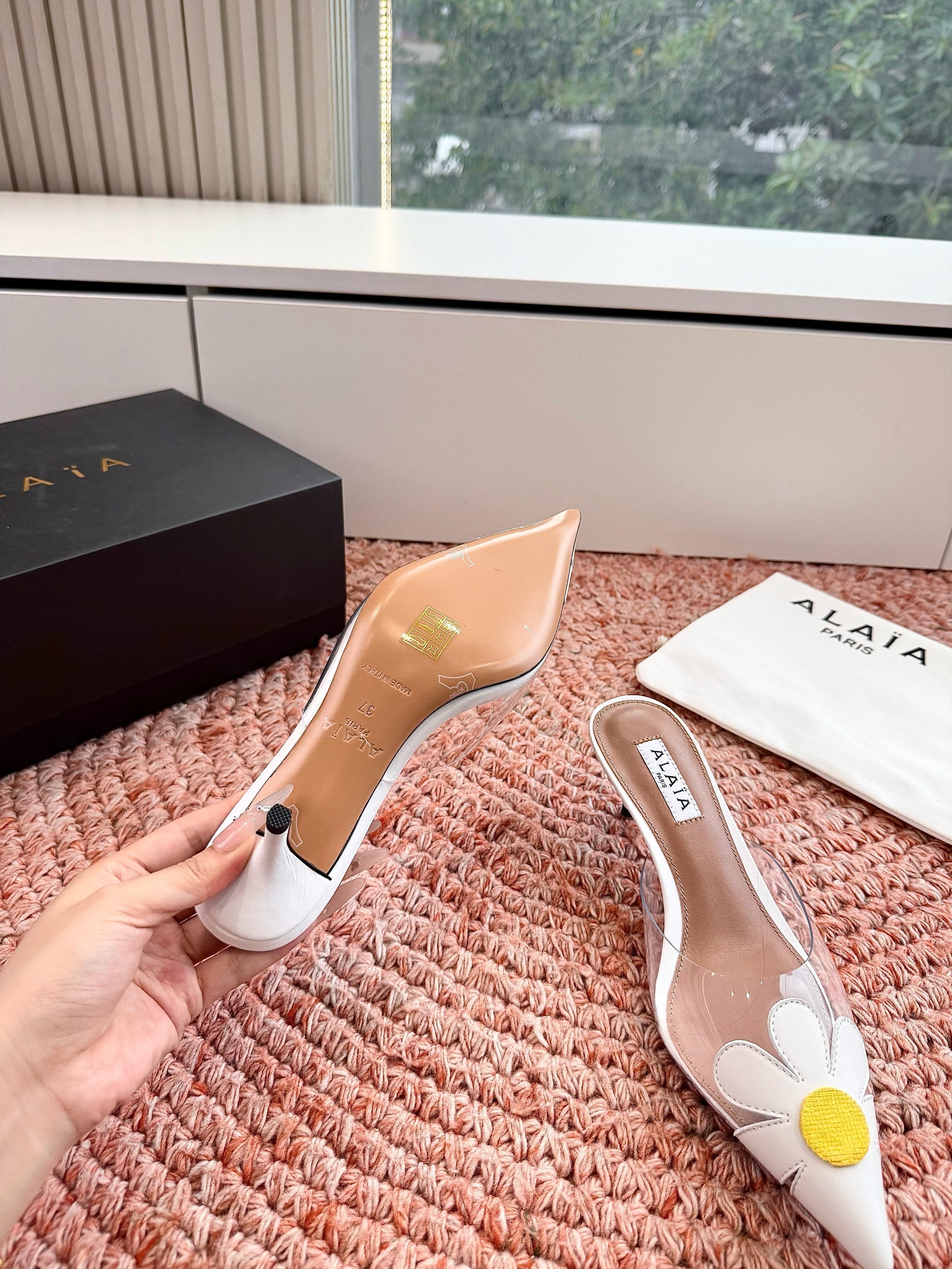 ALAIA 26S POINTED-TOE MULE HEELS IN WHITE LAMBSKIN AND TRANSPARENT PVC