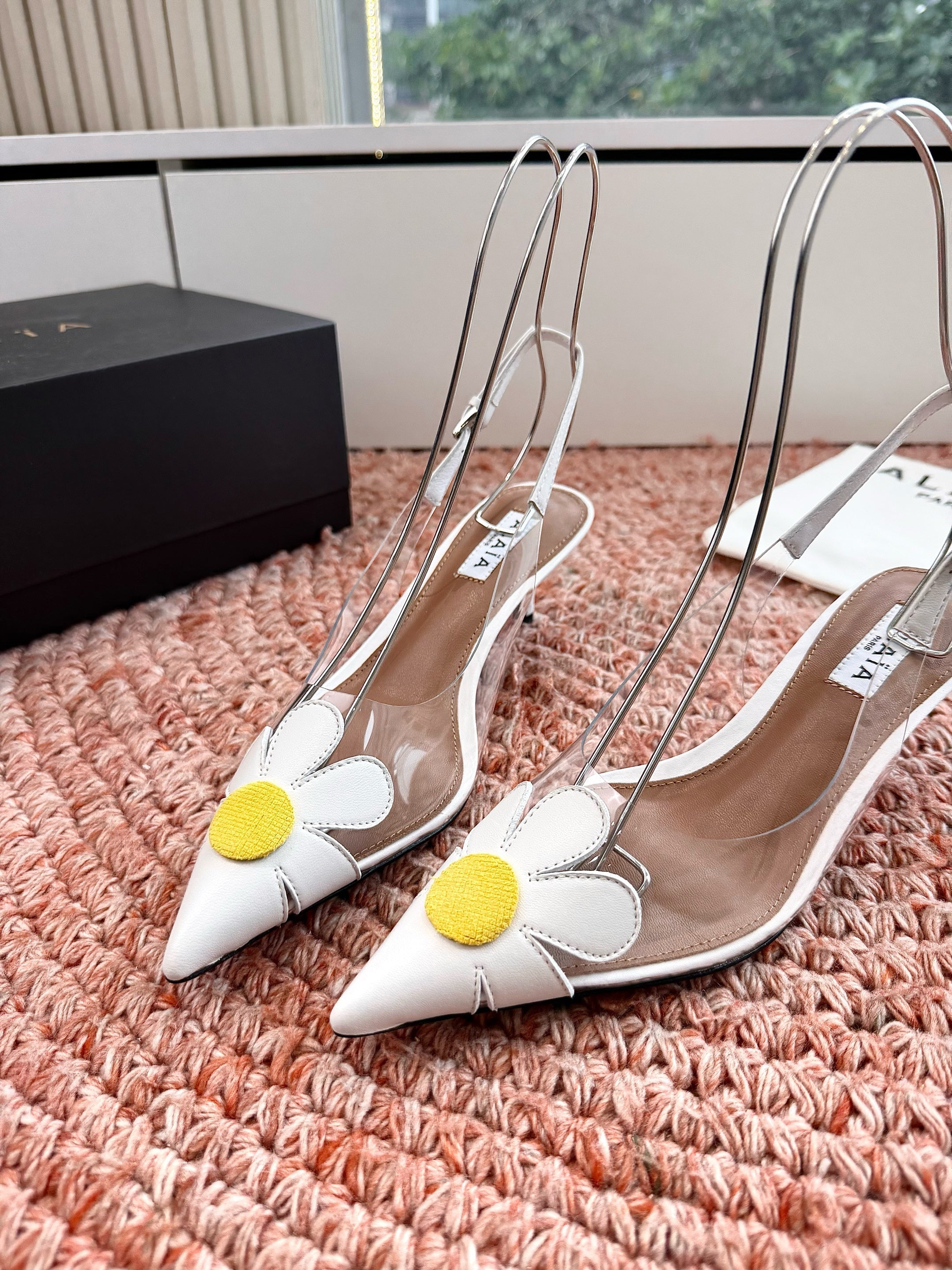 ALAIA 26S POINTED-TOE SLINGBACK HEELS IN WHITE LAMBSKIN AND TRANSPARENT PVC