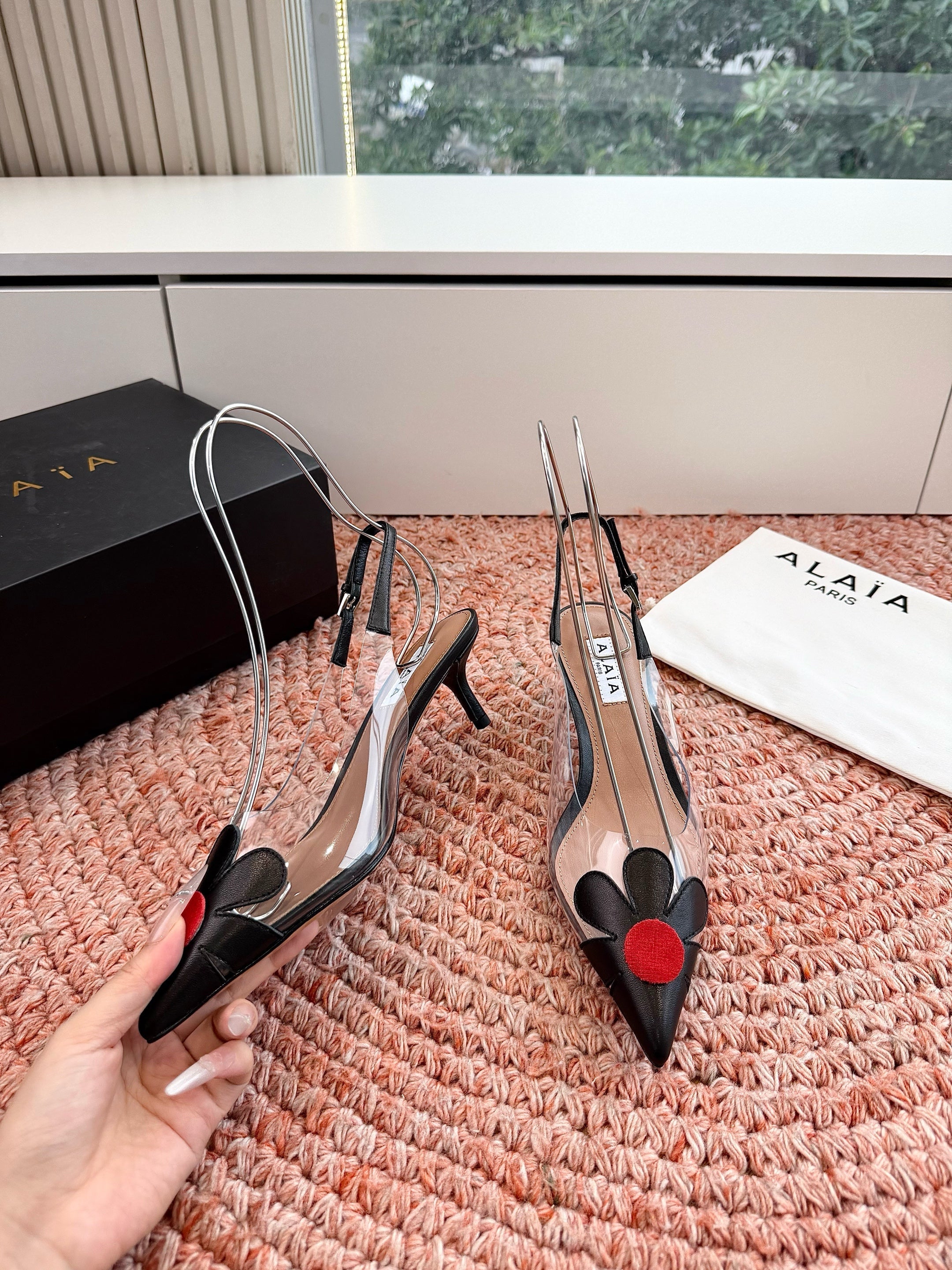 ALAIA 26S POINTED-TOE SLINGBACK HEELS IN BLACK LAMBSKIN AND TRANSPARENT PVC
