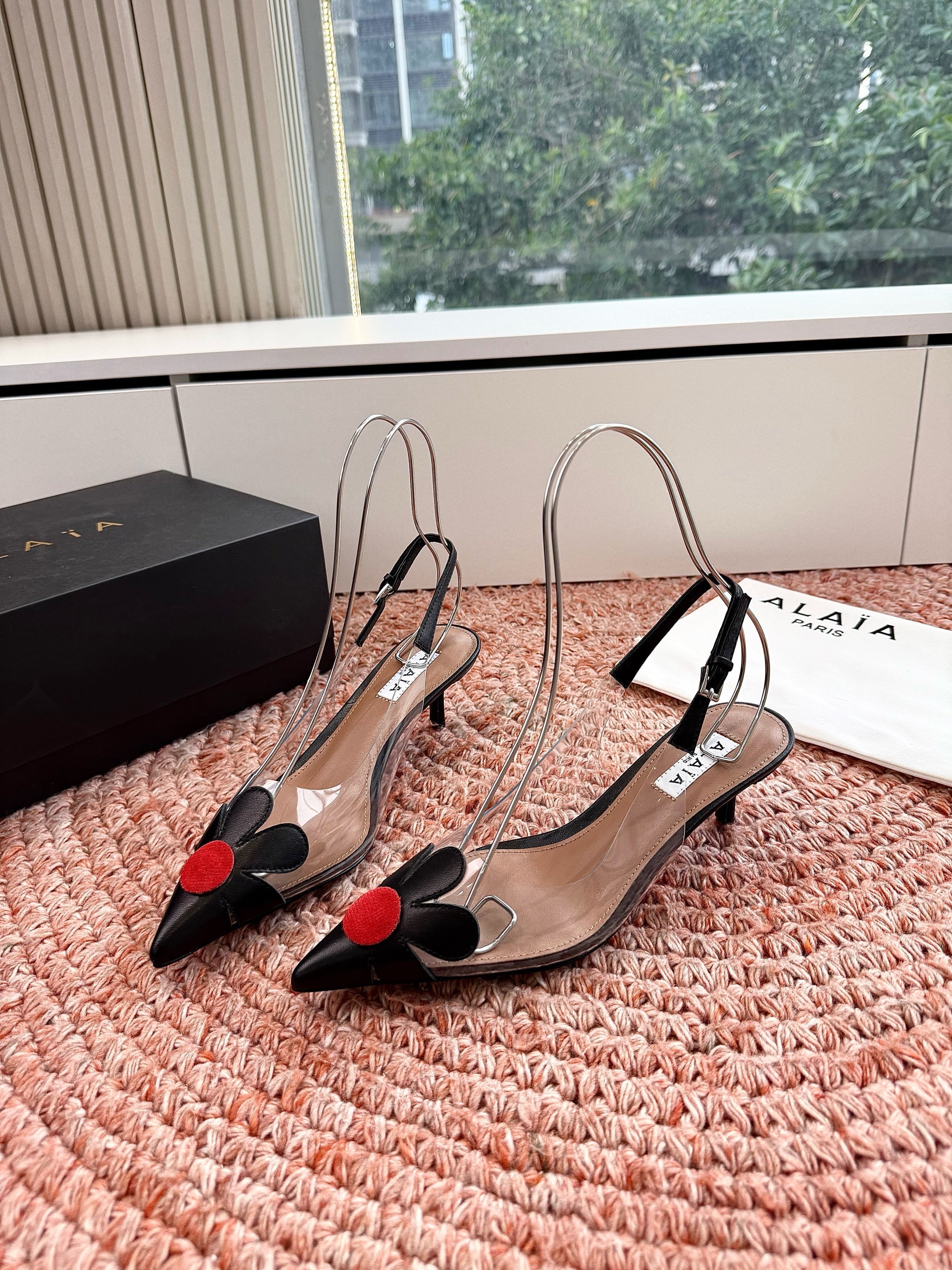 ALAIA 26S POINTED-TOE SLINGBACK HEELS IN BLACK LAMBSKIN AND TRANSPARENT PVC