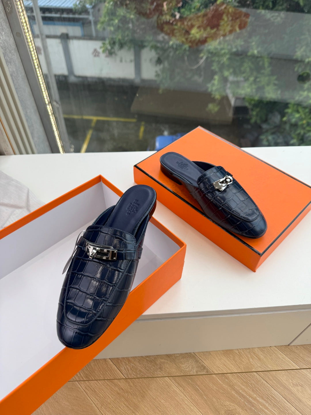 HM 26S DESTIN MULES IN NAVY BLUE CROCODILE-EFFECT LEATHER
