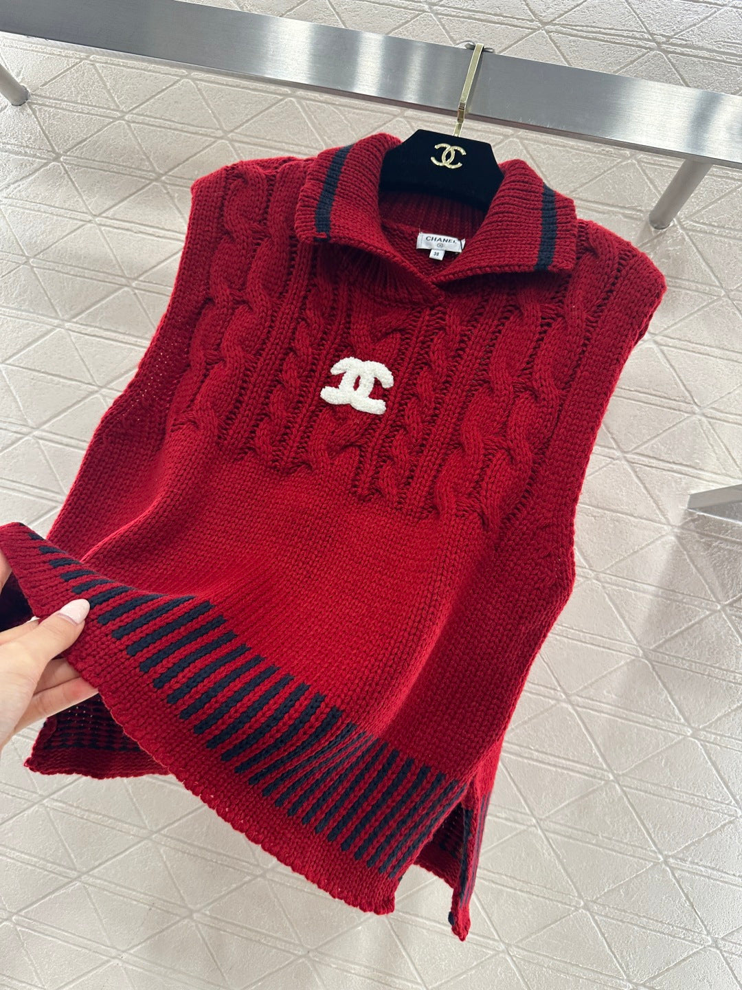 CHANEL 26S SLEEVELESS COLLARED KNITTED BLAZER 697