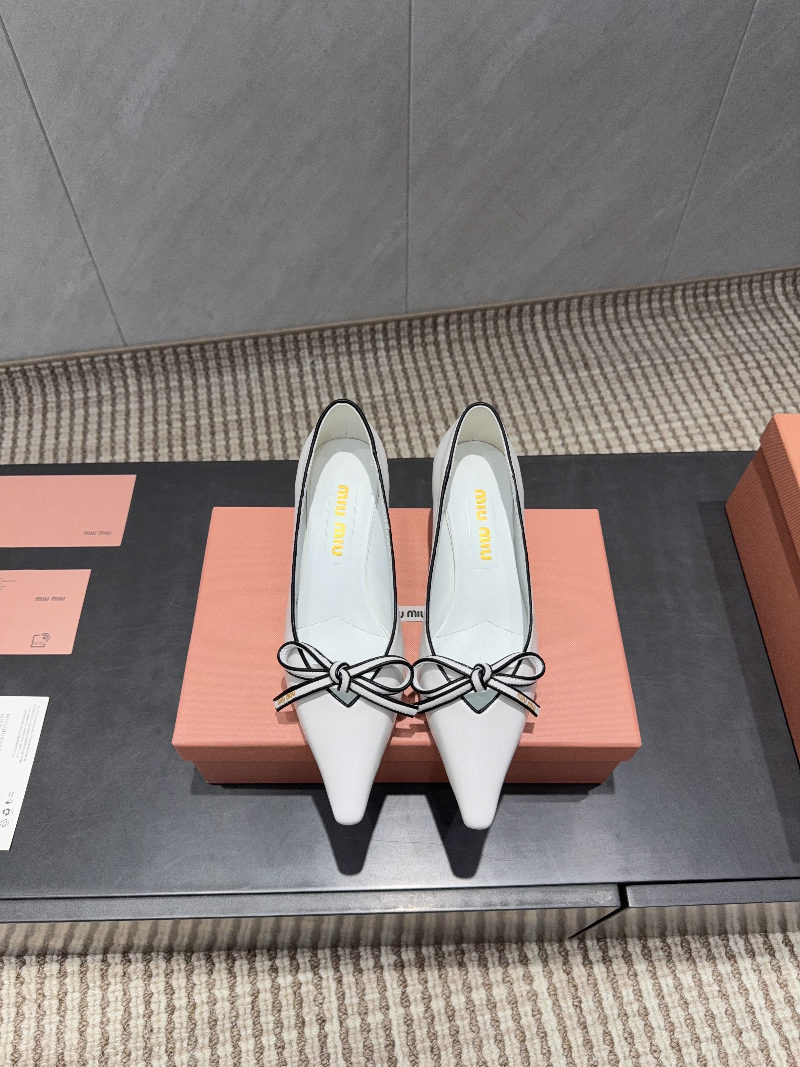 MIUMIU 26S POINTED TOE PUMPS 55MM IN WHITE AND BLACK CALFSKIN WITH BOW