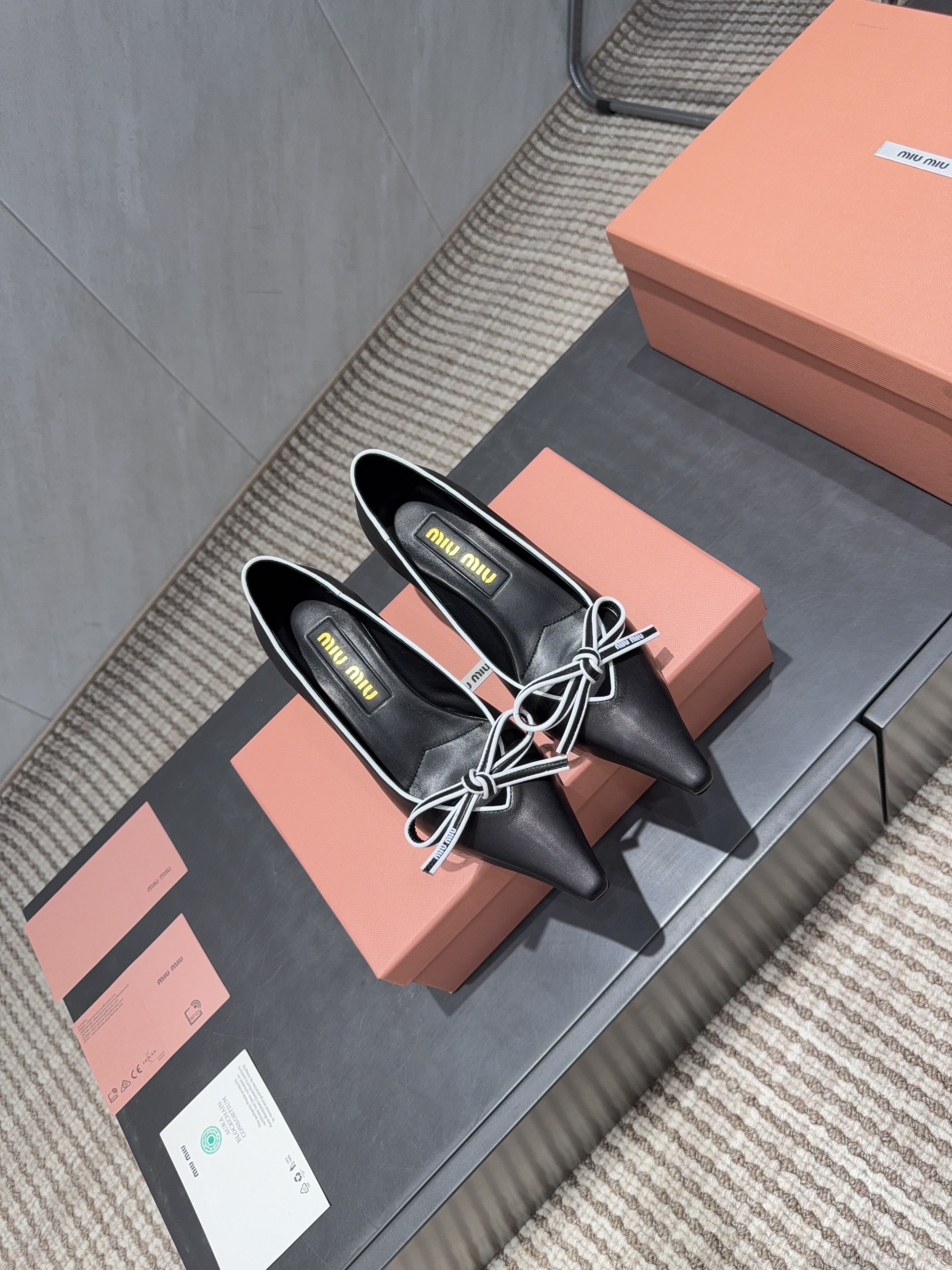 MIUMIU 26S POINTED TOE PUMPS 55MM IN BLACK AND WHITE CALFSKIN WITH BOW