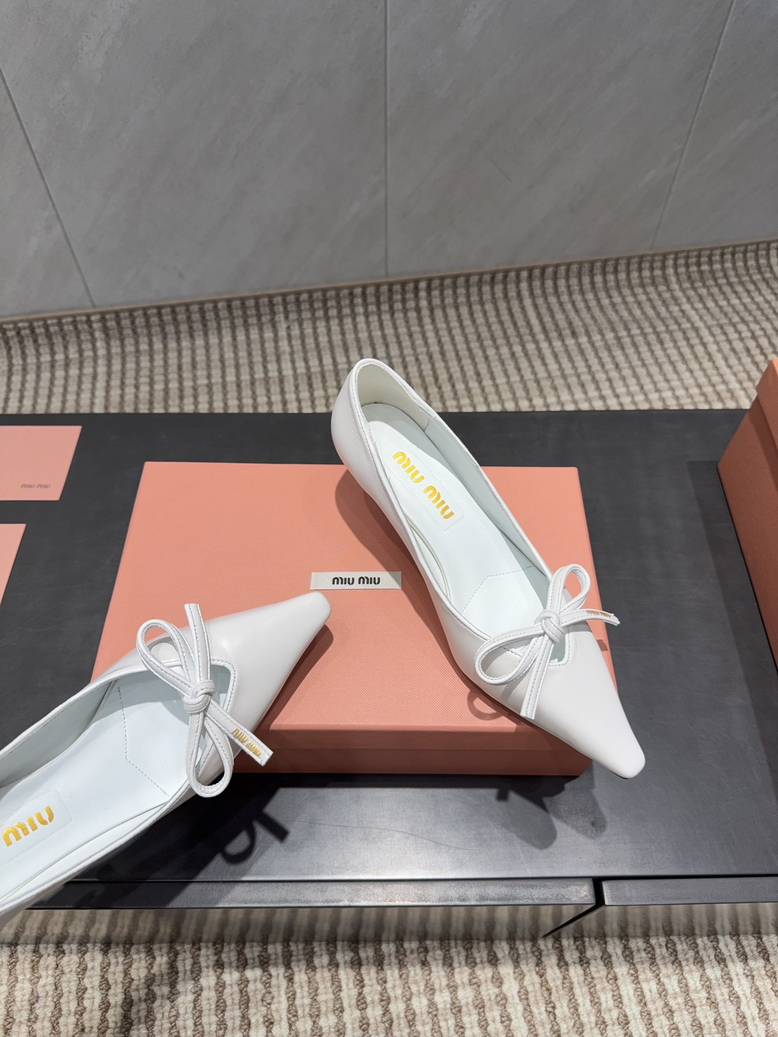 MIUMIU 26S POINTED TOE PUMPS 55MM IN WHITE CALFSKIN WITH BOW