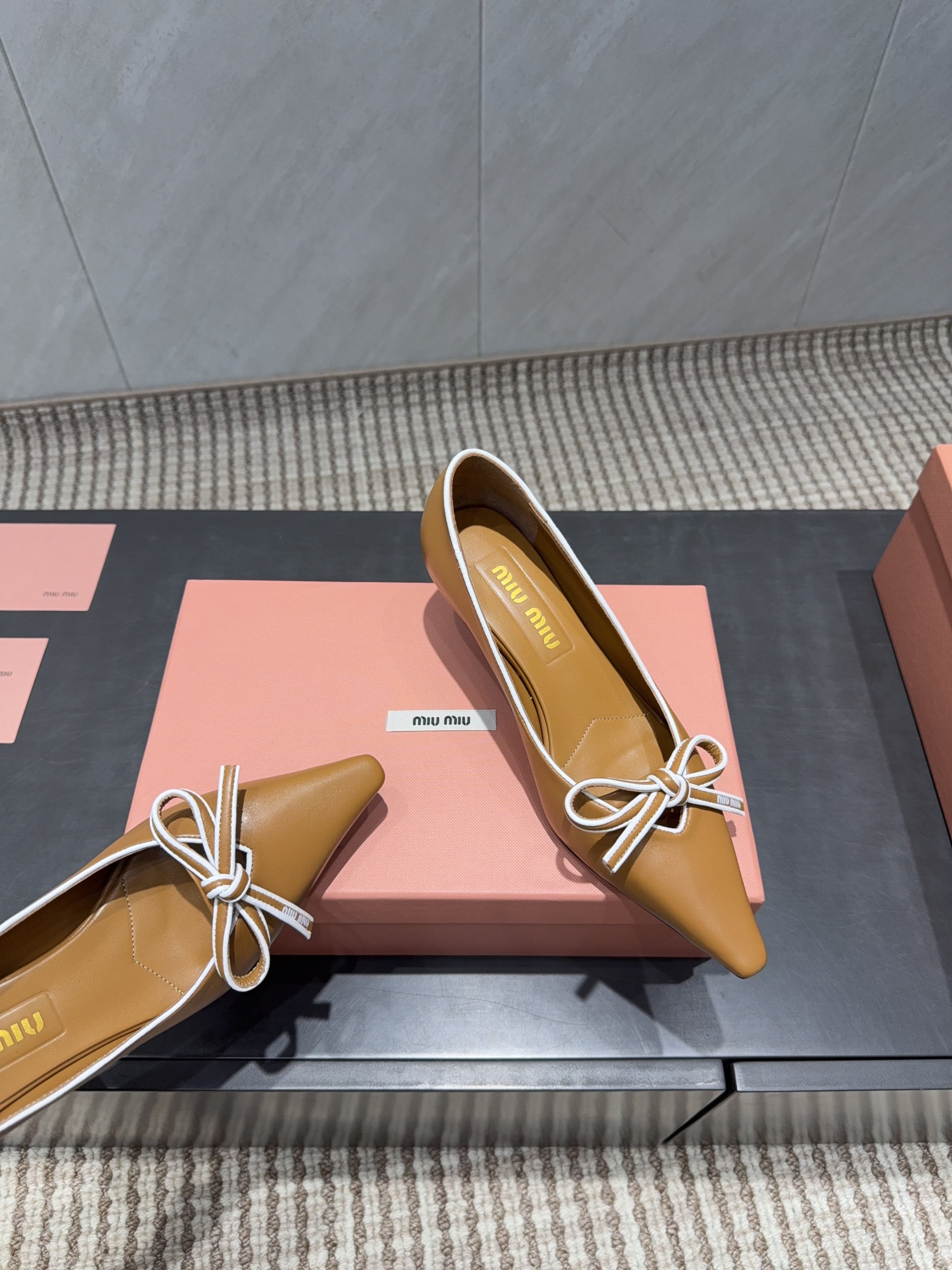 MIUMIU 26S POINTED TOE PUMPS 55MM IN CARAMEL BROWN CALFSKIN WITH BOW