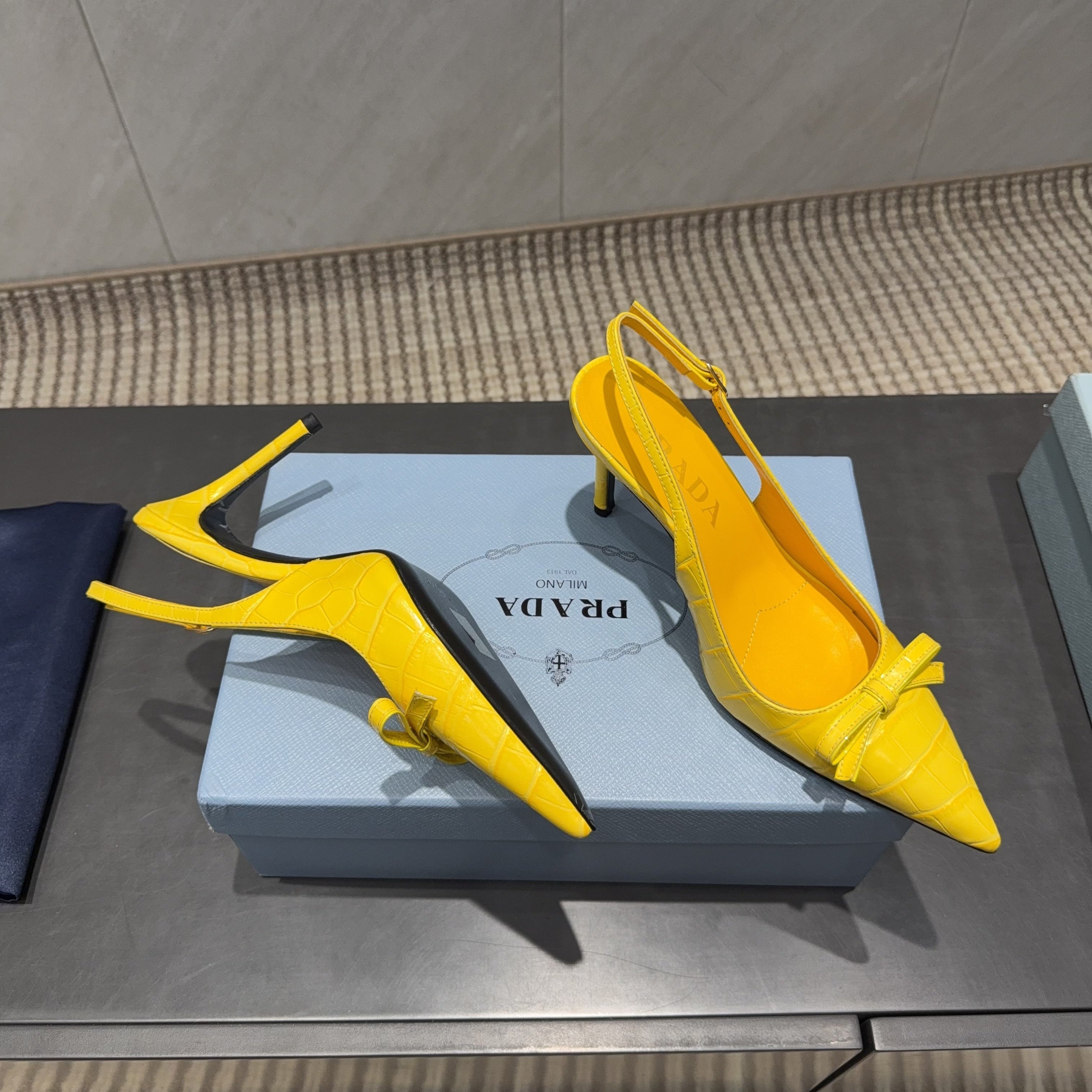 PRADA 26S POINTED TOE SLINGBACK HIGH HEELS 85MM IN BRIGHT YELLOW CALFSKIN WITH BOW