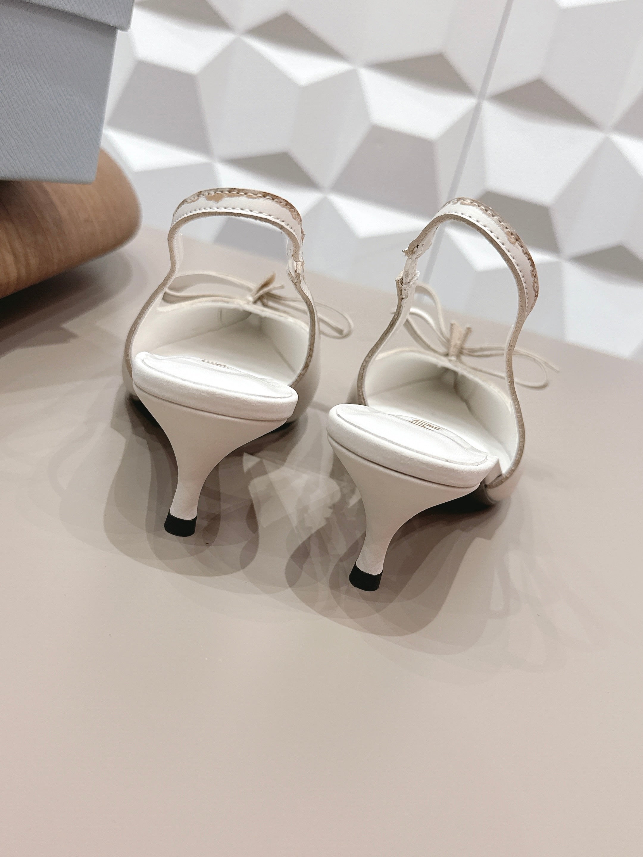 PRADA 26S POINTED TOE SLINGBACK HIGH HEELS 55MM IN CREAM WHITE CALFSKIN WITH BOW