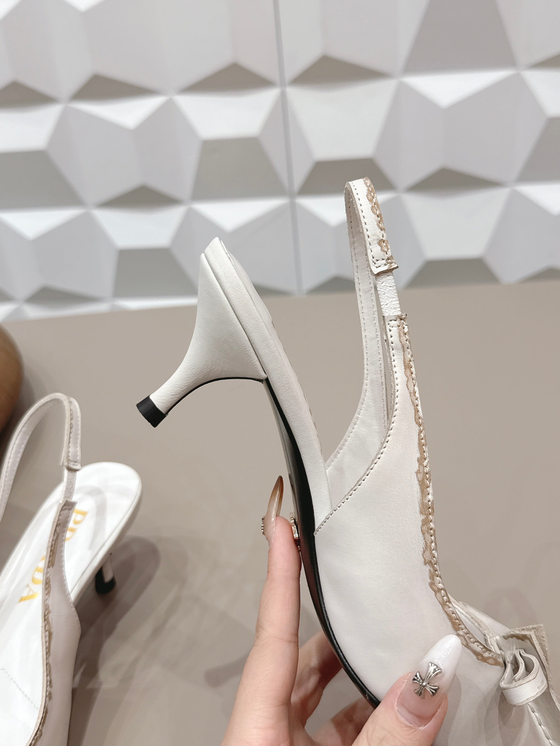 PRADA 26S POINTED TOE SLINGBACK HIGH HEELS 55MM IN CREAM WHITE CALFSKIN WITH BOW
