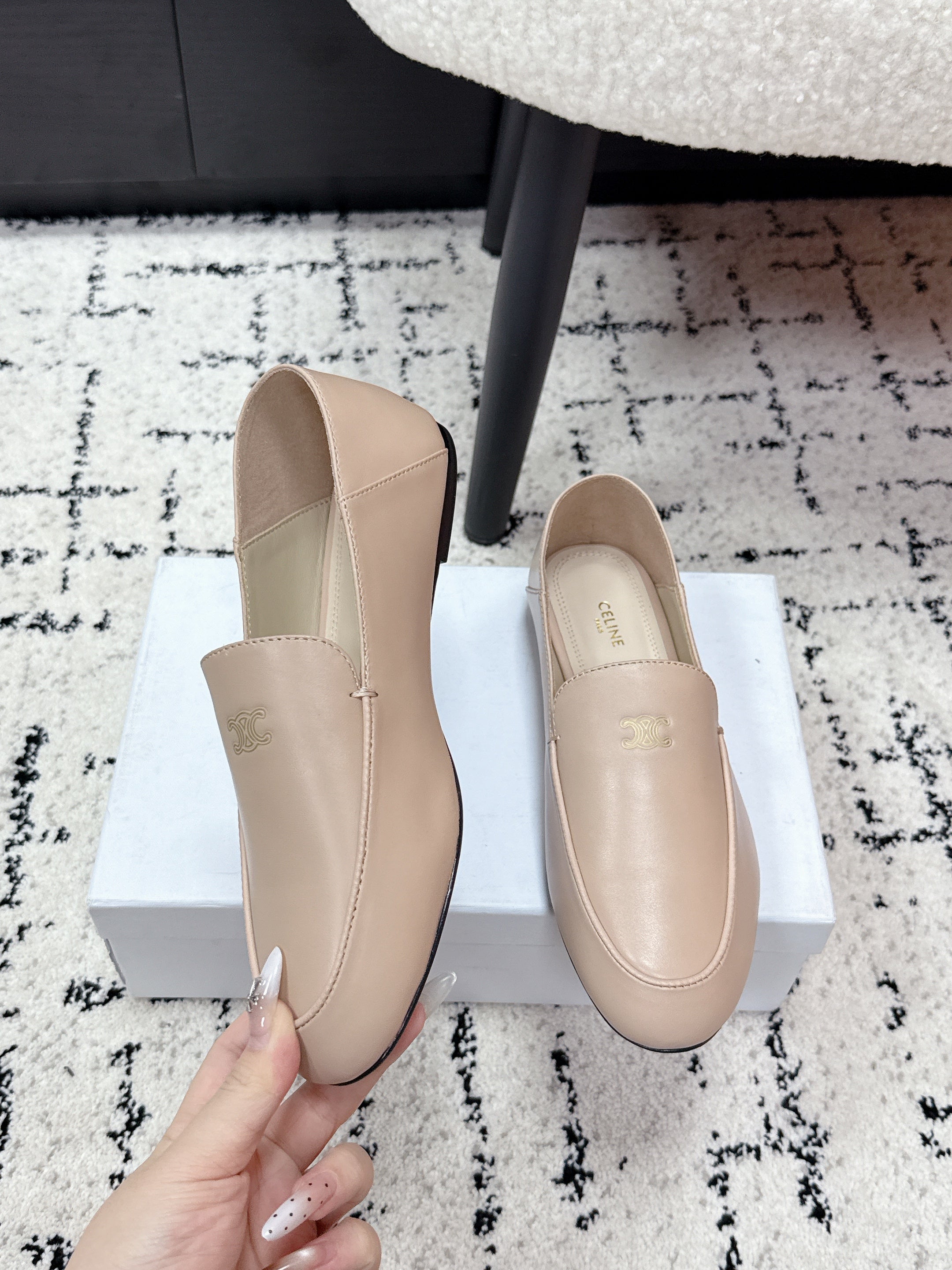 CELINE 26S AURA TRIOMPHE LOAFERS IN BEIGE LAMBSKIN