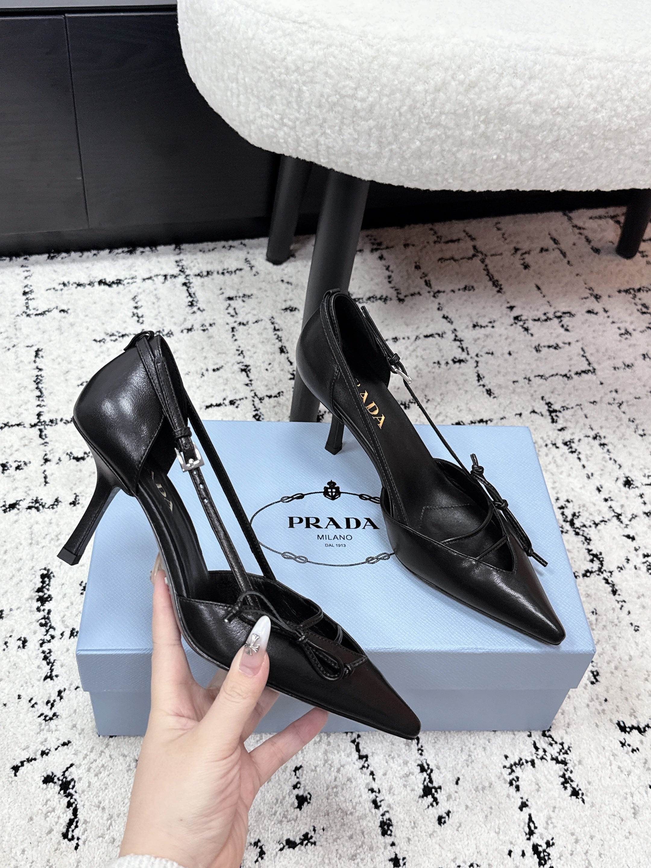 PRADA 26S POINTED-TOE HIGH HEELS 75MM IN BLACK CALFSKIN WITH BOW