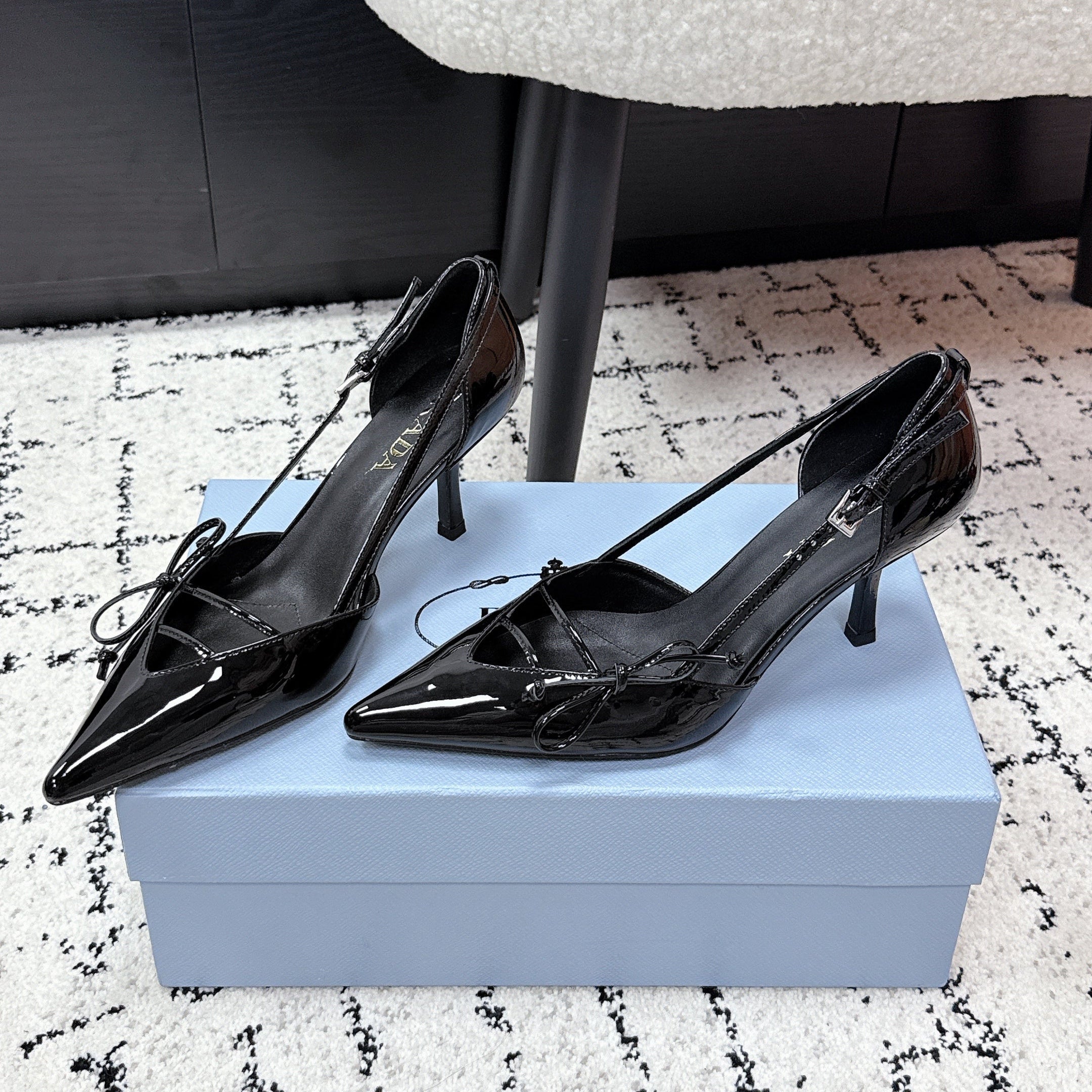 PRADA 26S POINTED-TOE HIGH HEELS 75MM IN BLACK PATENT CALFSKIN WITH BOW