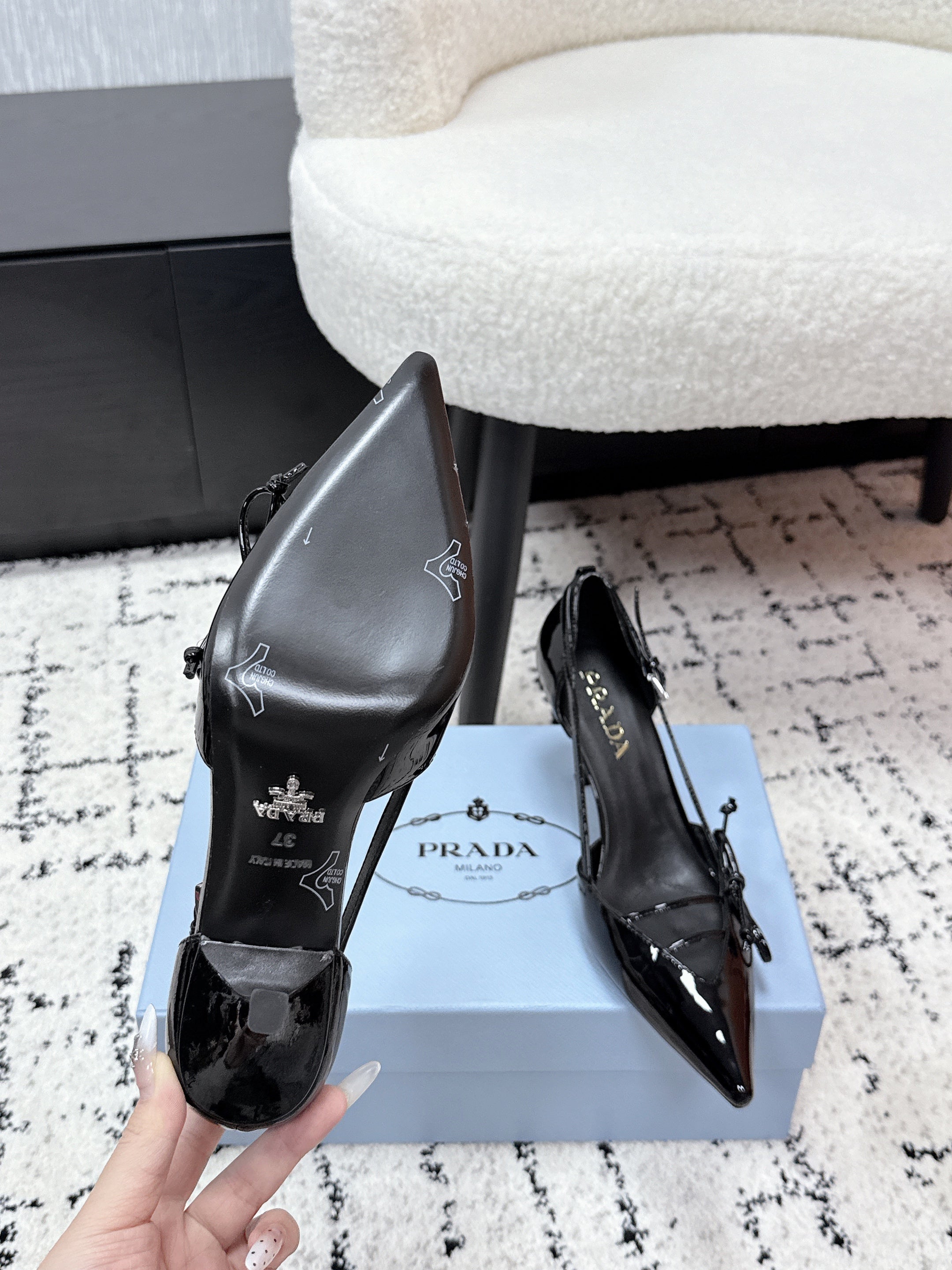 PRADA 26S POINTED-TOE HIGH HEELS 75MM IN BLACK PATENT CALFSKIN WITH BOW