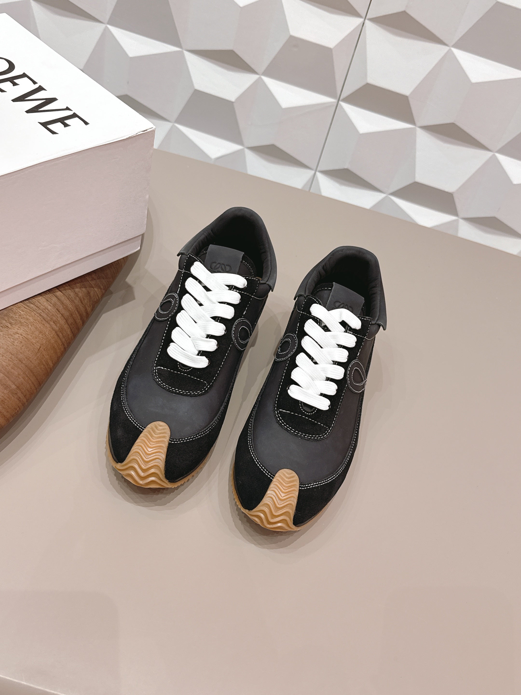 LOEWE 26S FLOW RUNNER SNEAKER IN BLACK CALFSKIN AND SUEDE STYLE 6