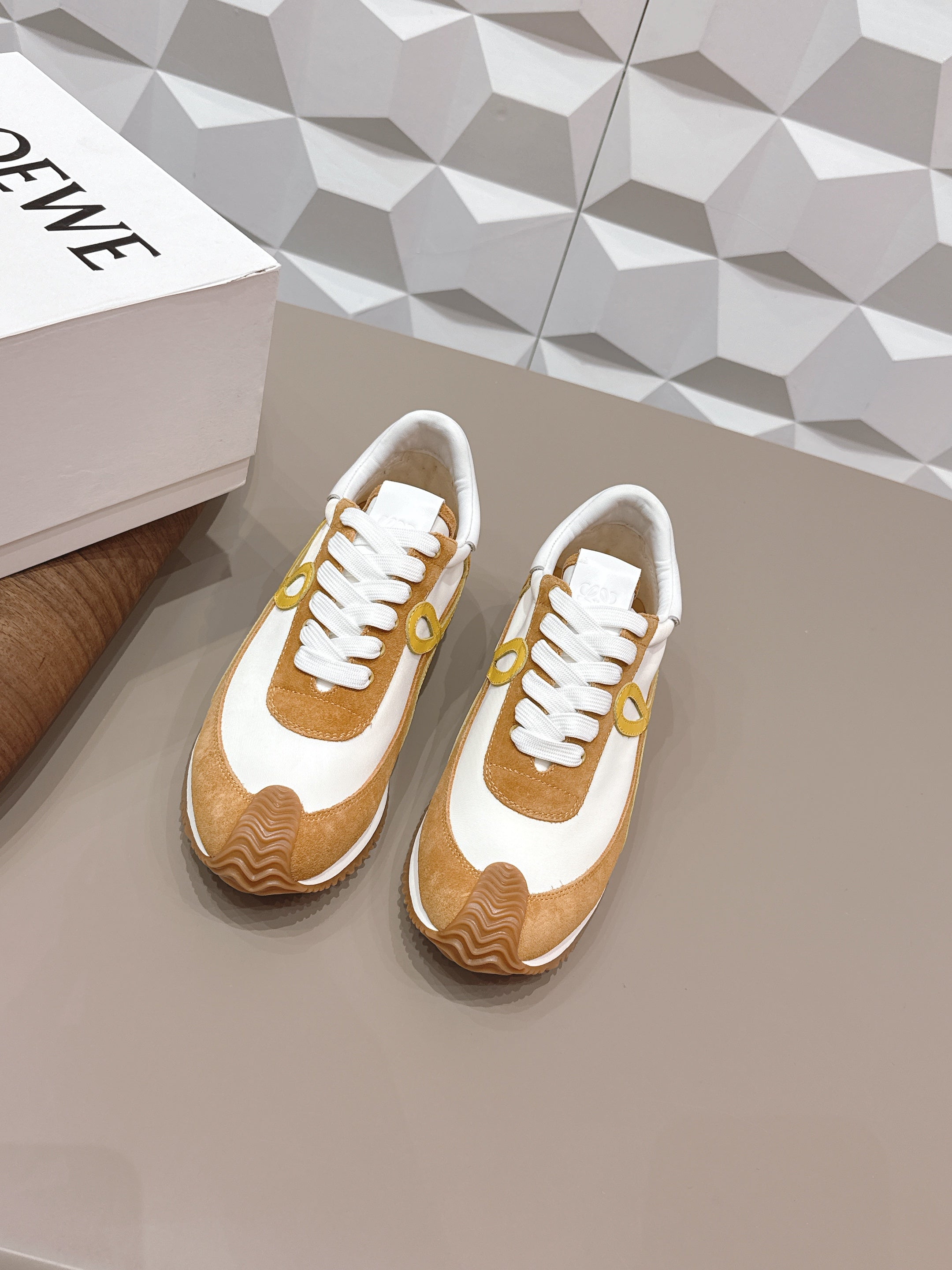 LOEWE 26S FLOW RUNNER SNEAKER IN CARAMEL BROWN AND WHITE SUEDE AND WHITE CALFSKIN