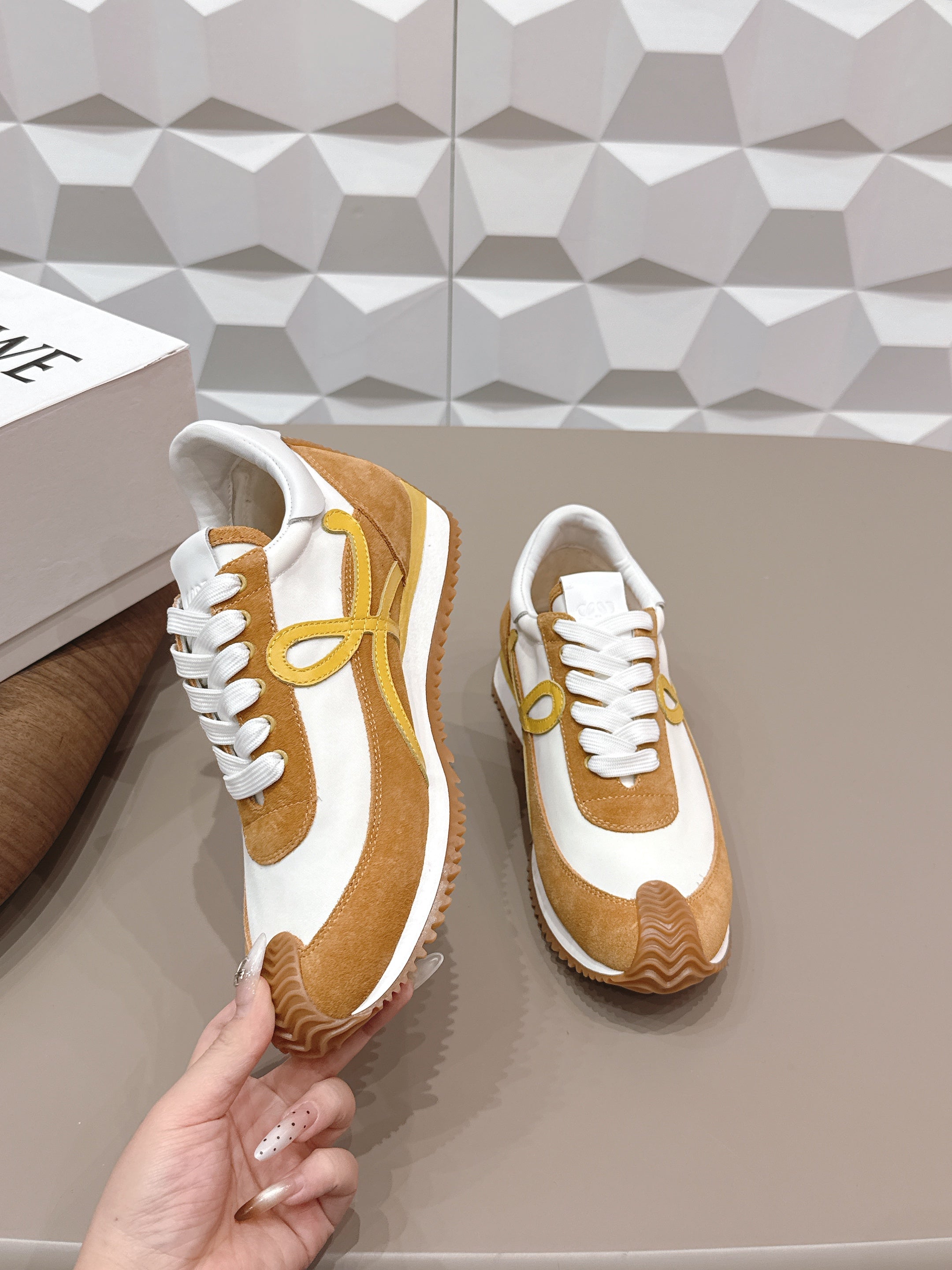 LOEWE 26S FLOW RUNNER SNEAKER IN CARAMEL BROWN AND WHITE SUEDE AND WHITE CALFSKIN