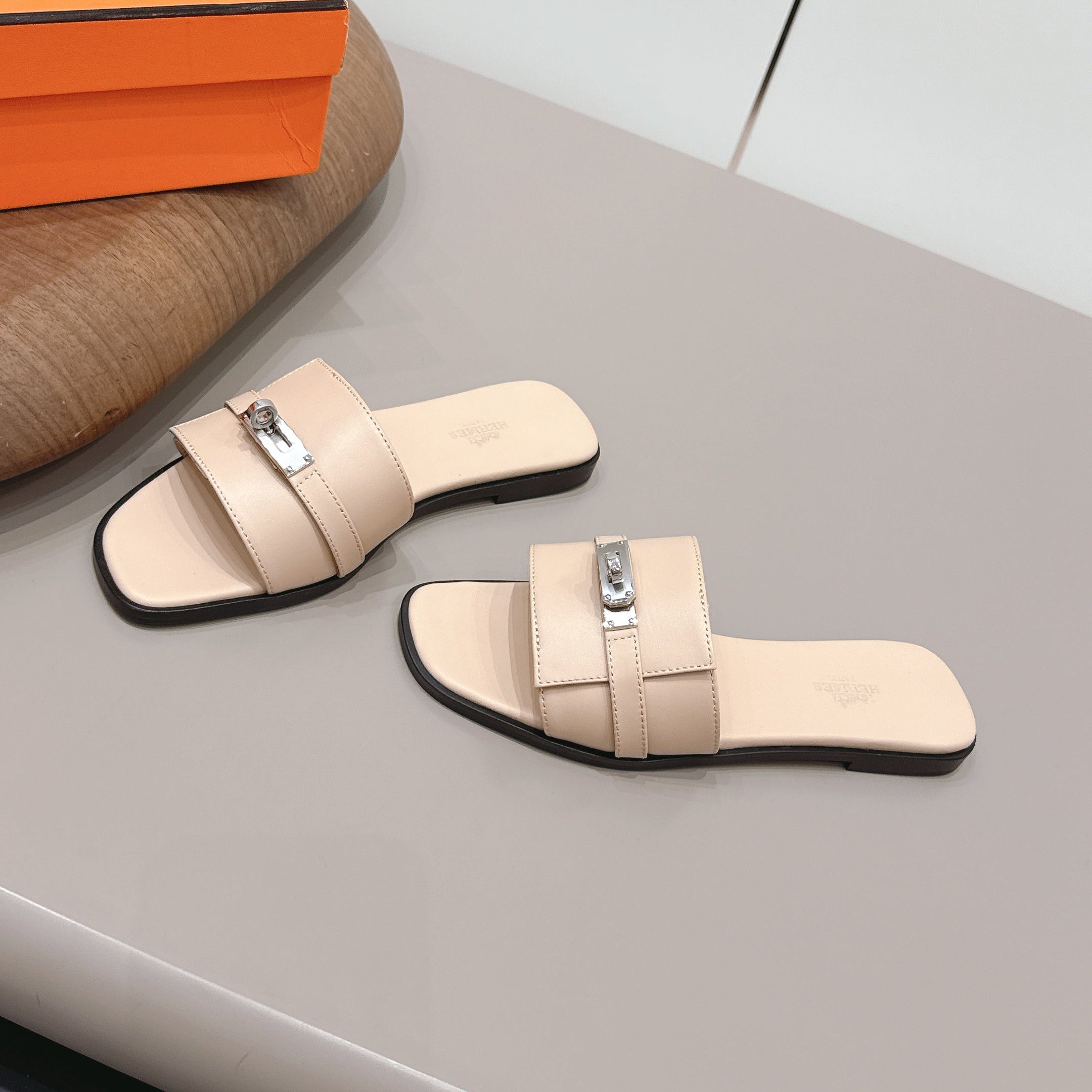HM 26S GIULIA SANDAL IN NUDE BEIGE CALFSKIN SILVER HARDWARE