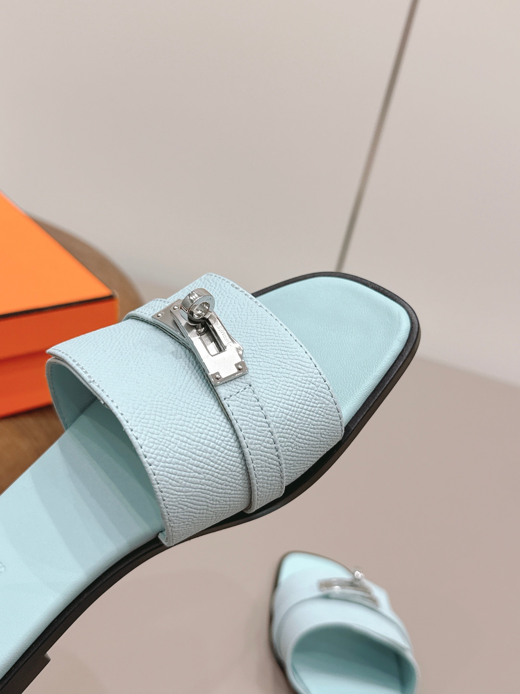 HM 26S GIULIA SANDAL IN ICE BLUE EPSOM CALFSKIN SILVER HARDWARE