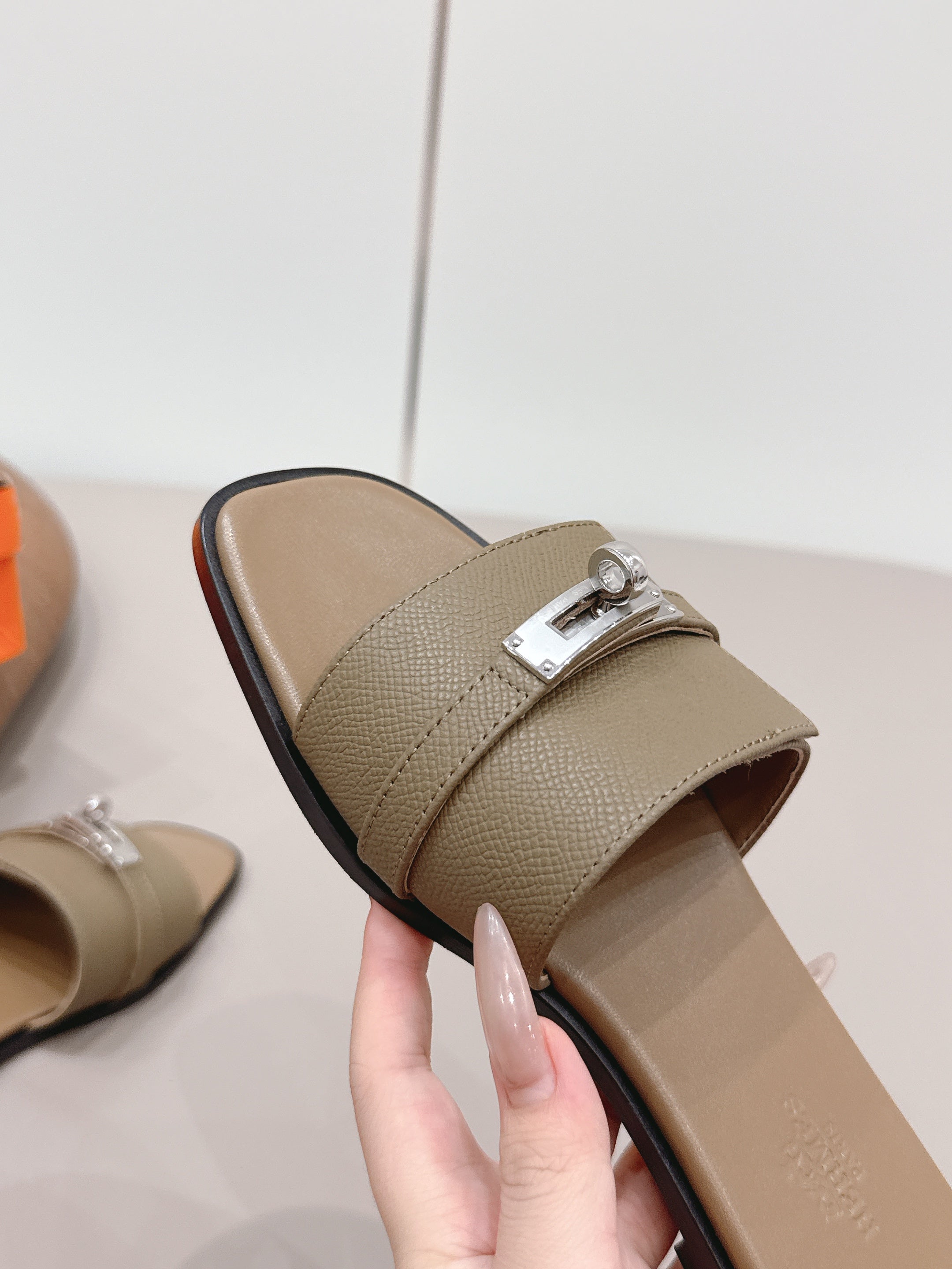 HM 26S GIULIA SANDAL IN OLIVE BROWN EPSOM CALFSKIN SILVER HARDWARE