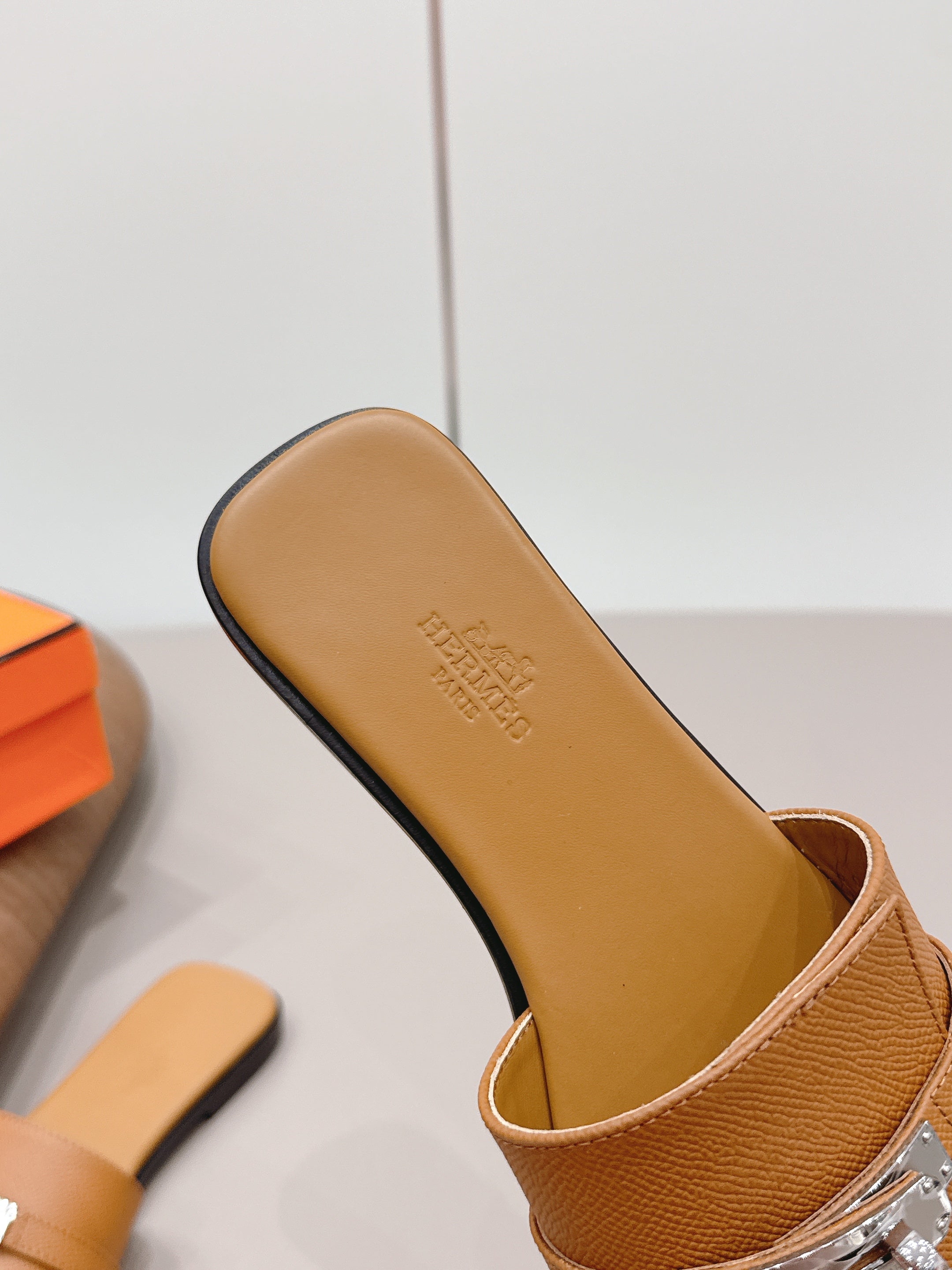 HM 26S GIULIA SANDAL IN CARAMEL BROWN EPSOM CALFSKIN SILVER HARDWARE