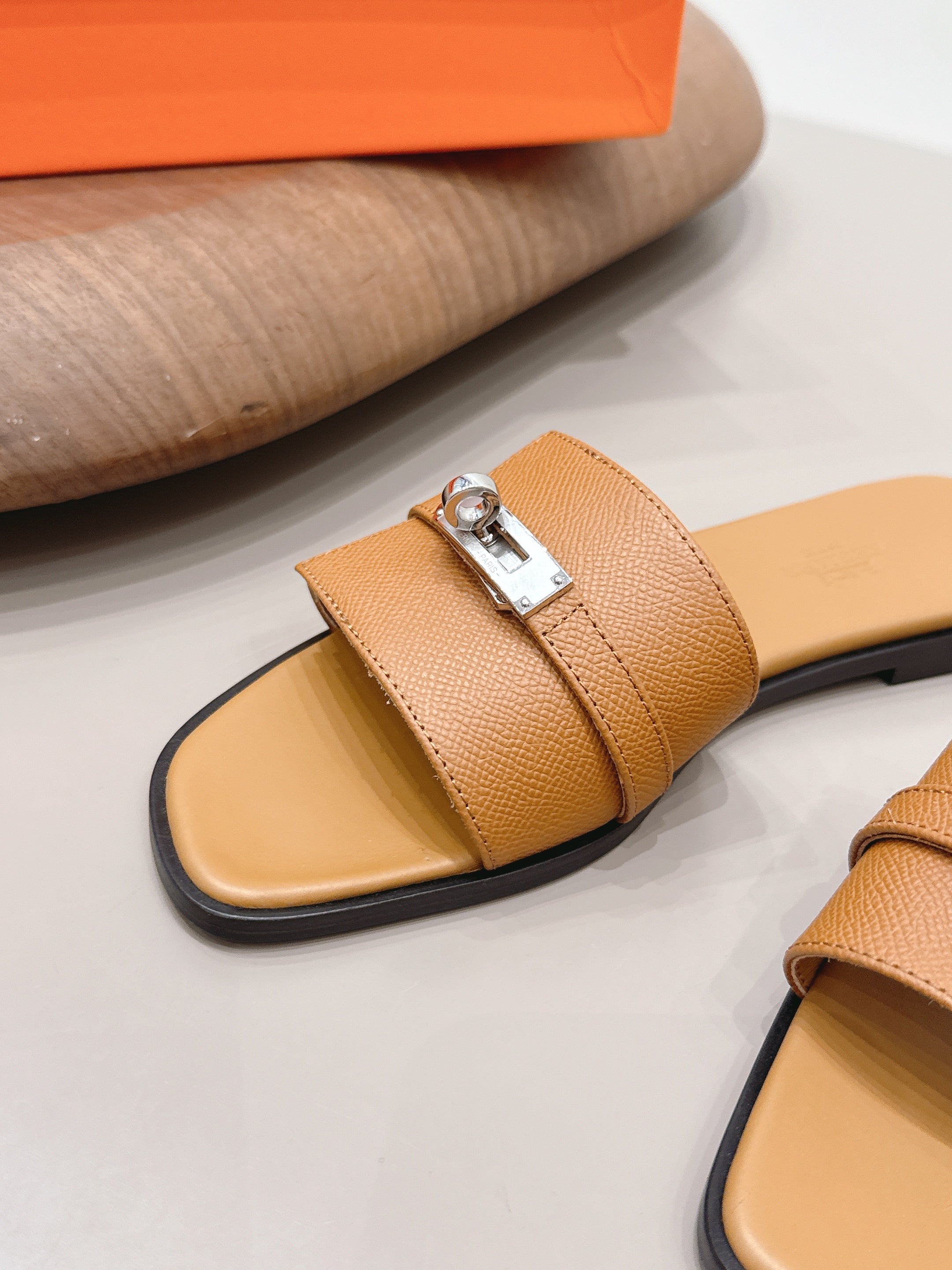 HM 26S GIULIA SANDAL IN CARAMEL BROWN EPSOM CALFSKIN SILVER HARDWARE