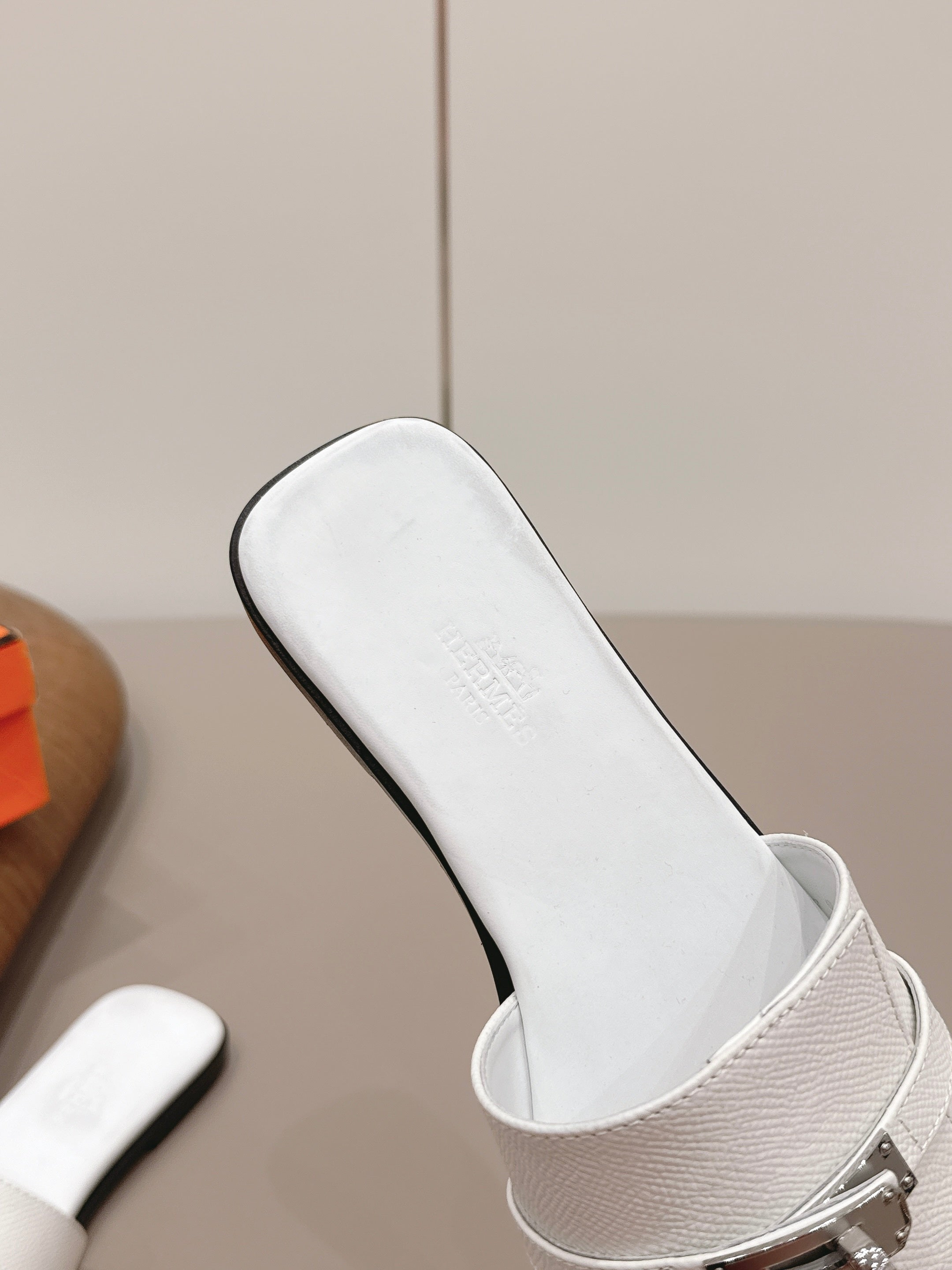 HM 26S GIULIA SANDAL IN WHITE EPSOM CALFSKIN SILVER HARDWARE