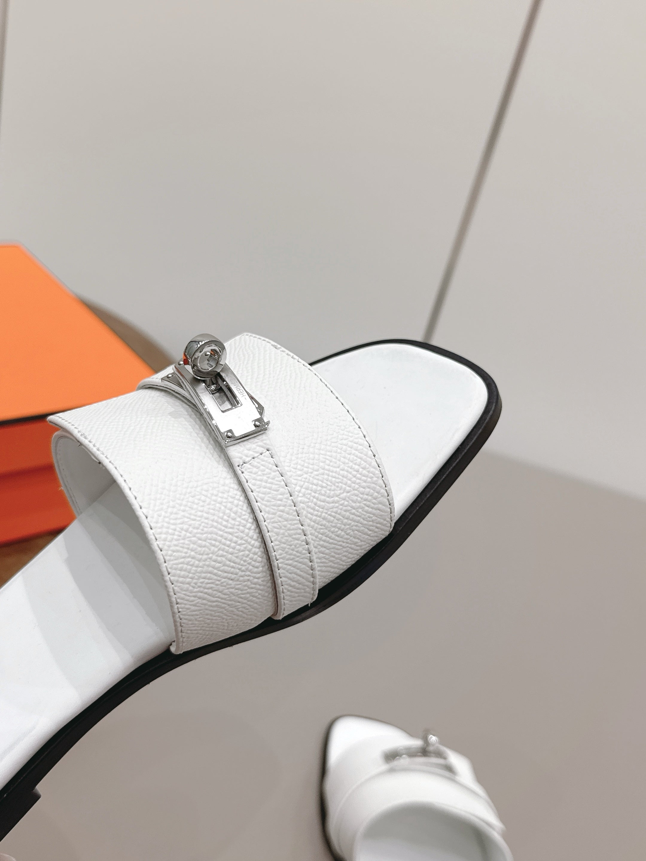 HM 26S GIULIA SANDAL IN WHITE EPSOM CALFSKIN SILVER HARDWARE