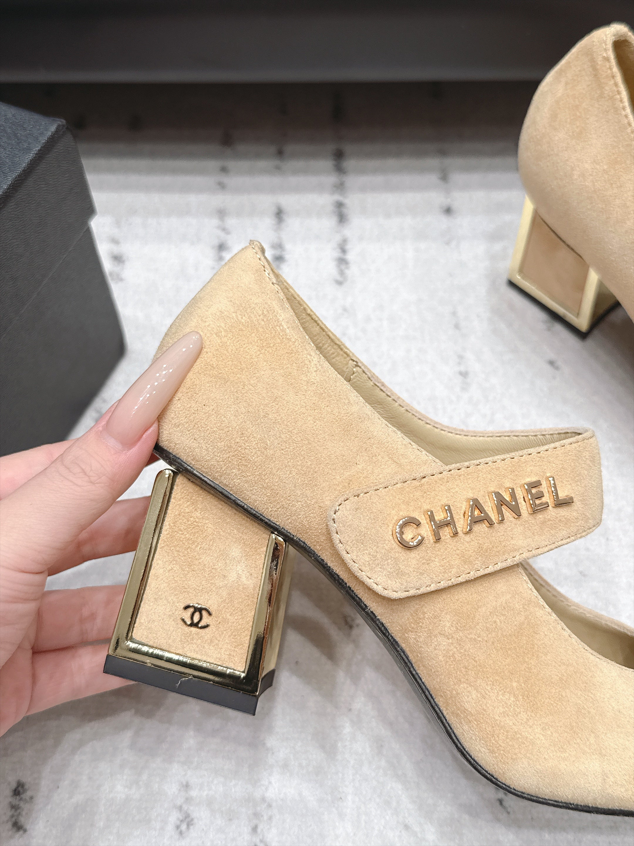 CHANEL 26S MARY JANE BLOCK HEEL PUMPS 80 MM IN BEIGE SUEDE