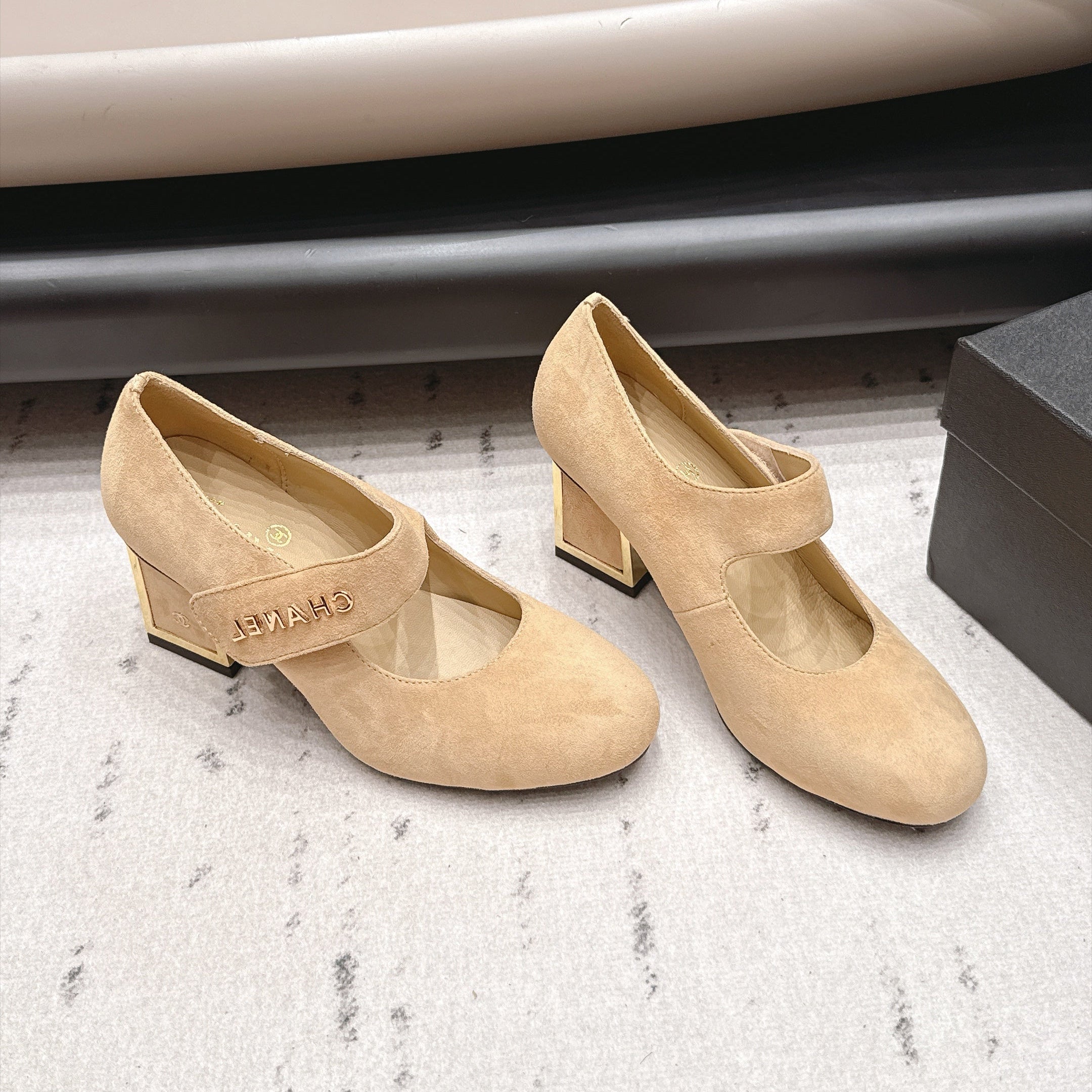CHANEL 26S MARY JANE BLOCK HEEL PUMPS 80 MM IN BEIGE SUEDE