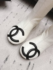 CHANEL 26S KNEE HIGH BOOTS IN WHITE QUILTED CALFSKIN AND BLACK PATENT CUFF