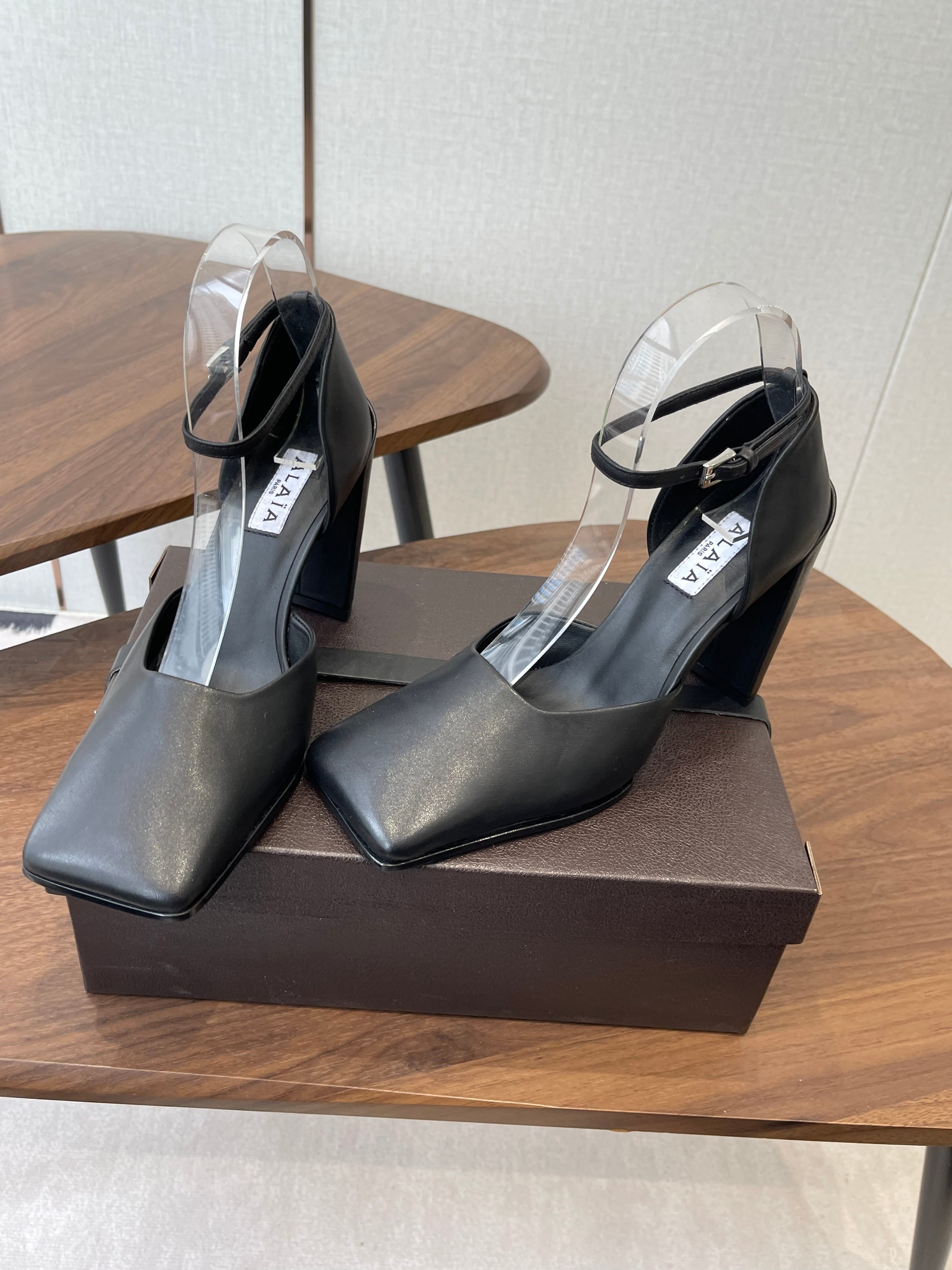 ALAIA 26S SQUARE-TOE HIGH HEELS 95 MM IN BLACK CALFSKIN