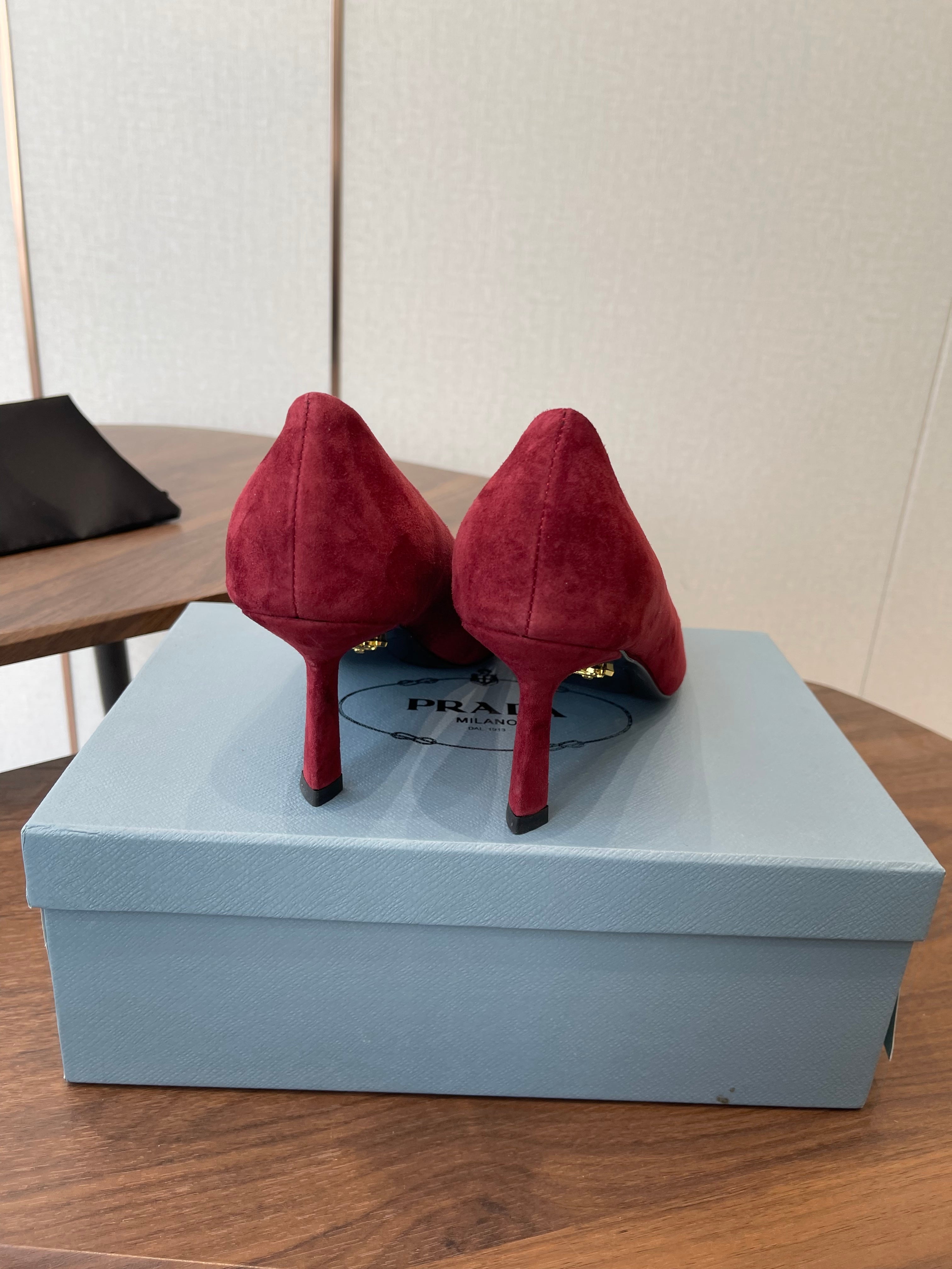 PRADA 26S POINTED TOE HIGH HEELS 75MM IN DARK RED SUEDE WITH LOGO