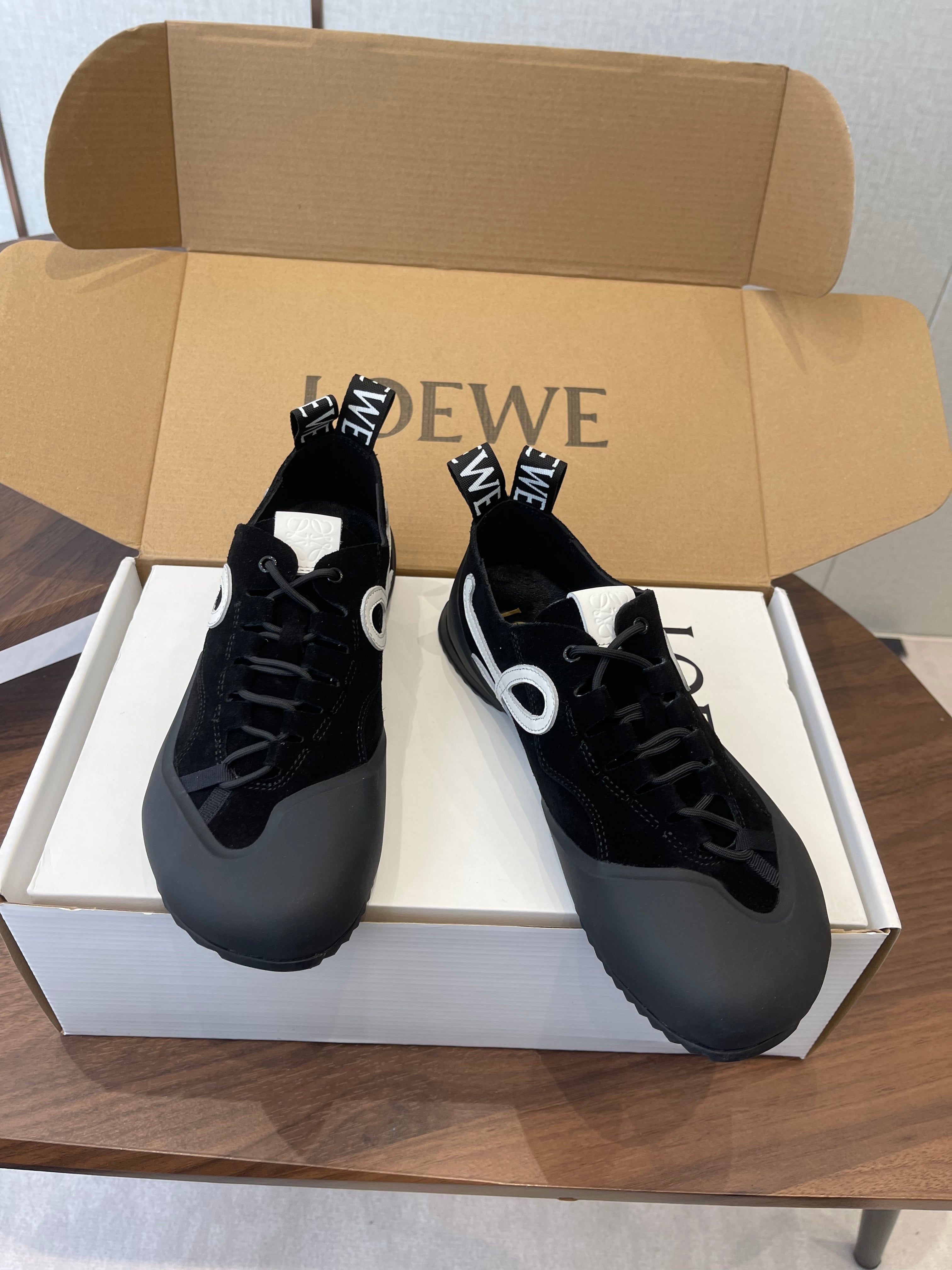 LOEWE 26S FLOW RUNNER SNEAKER 20MM IN BLACK SUEDE