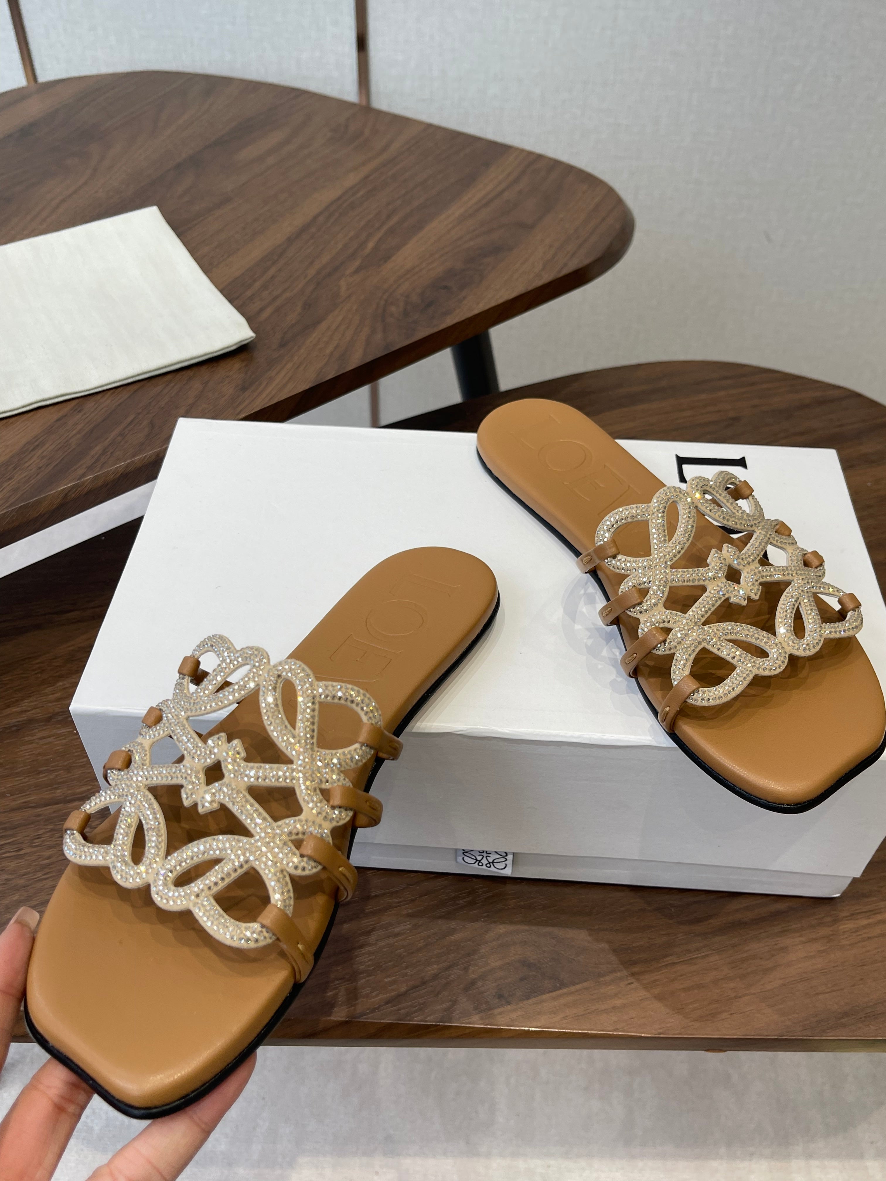 LOEWE 26S FLAT SANDALS IN CAMEL BROWN CALFSKIN WITH CRYSTALS