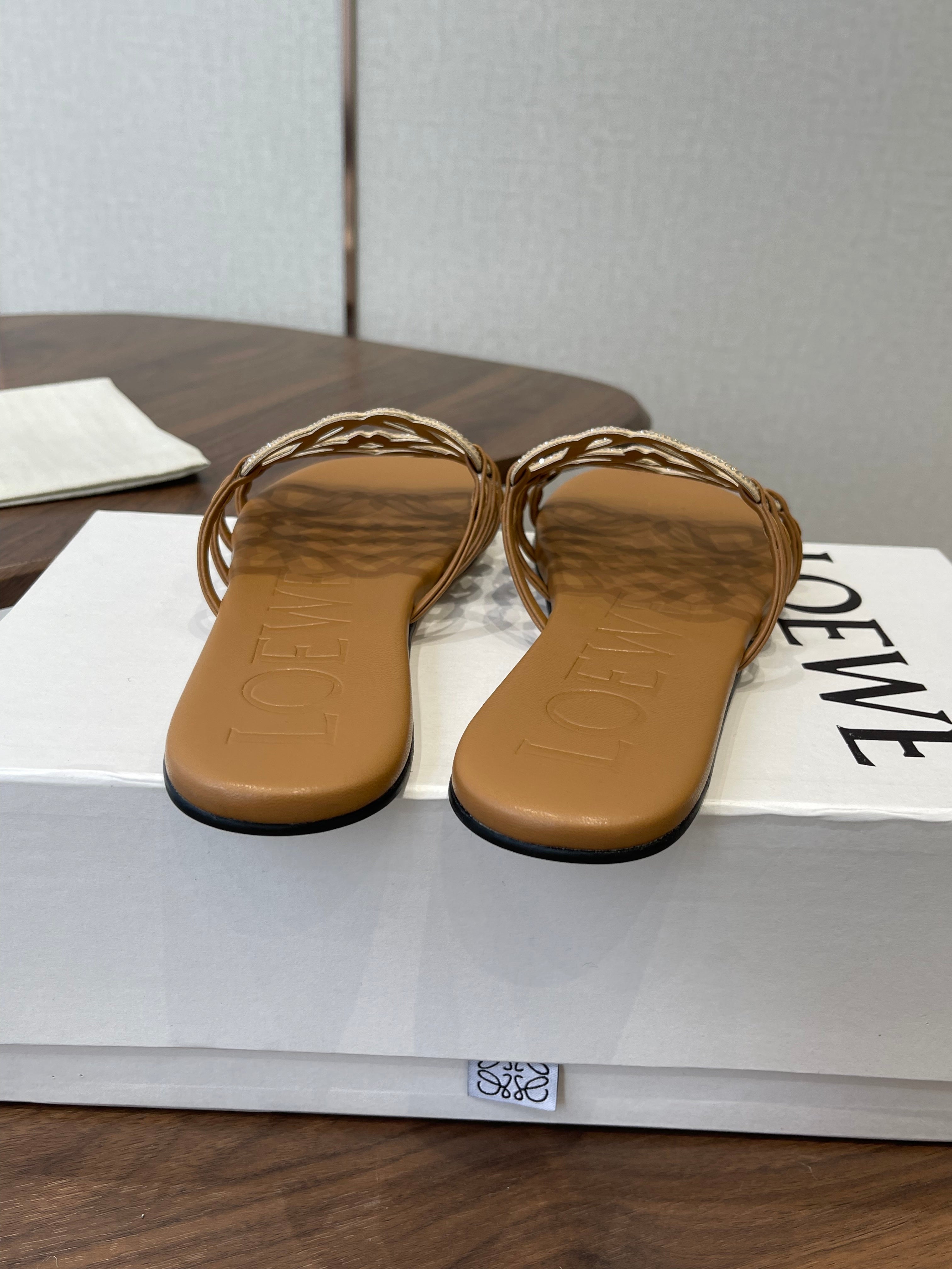 LOEWE 26S FLAT SANDALS IN CAMEL BROWN CALFSKIN WITH CRYSTALS