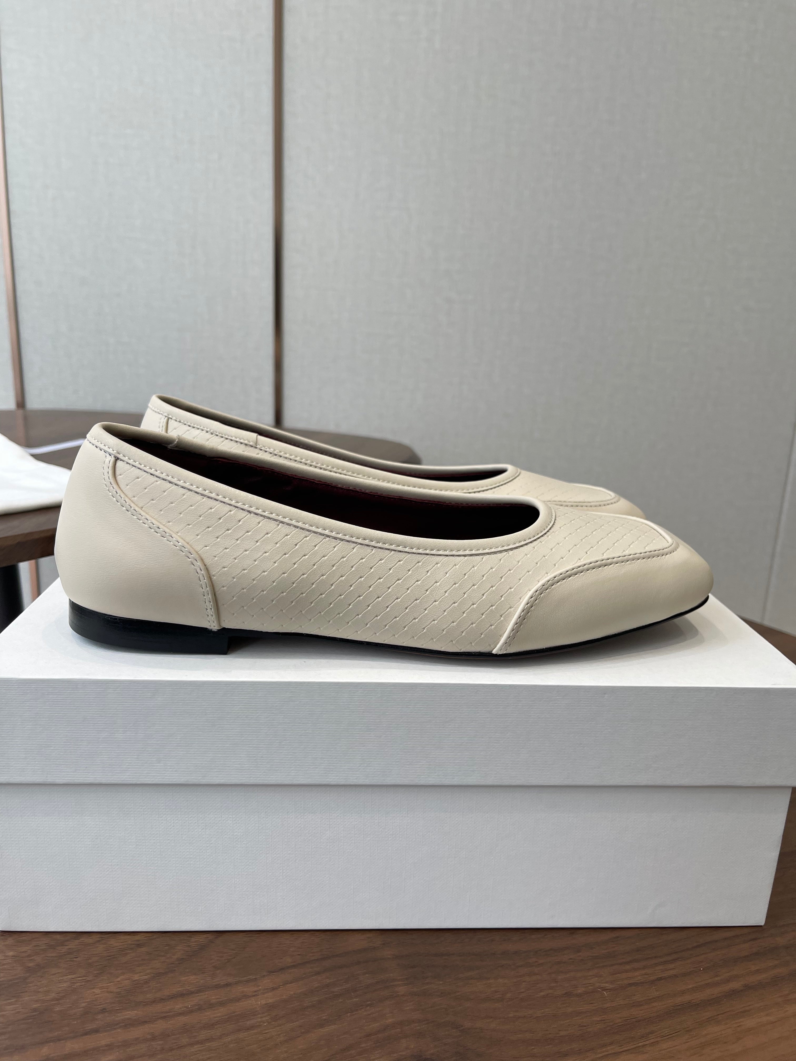 THE ROW 26S SQUARE TOE  BALLET FLATS IN CREAM WHITE CALFSKIN